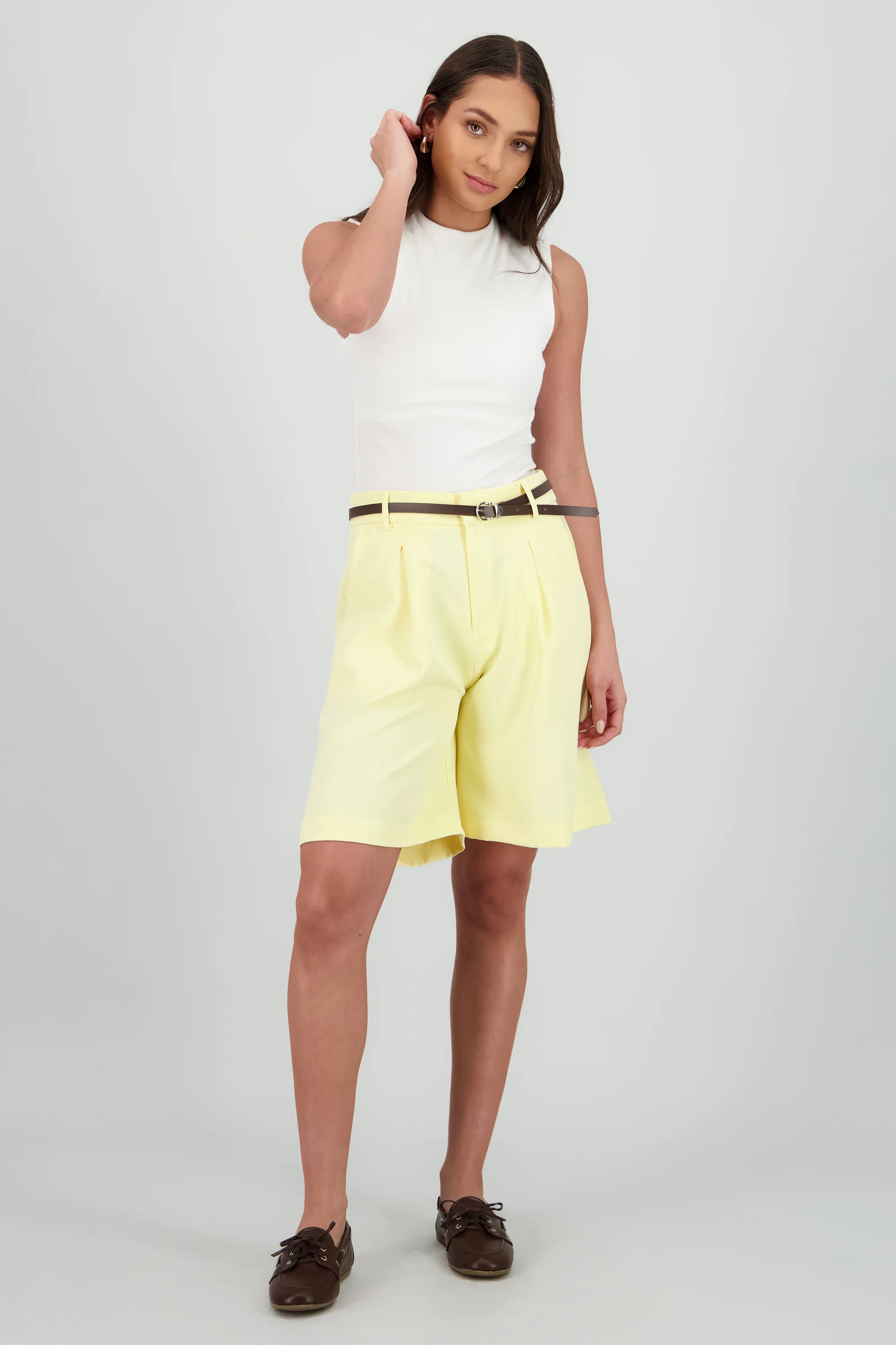 Bermudas con cinto delgado