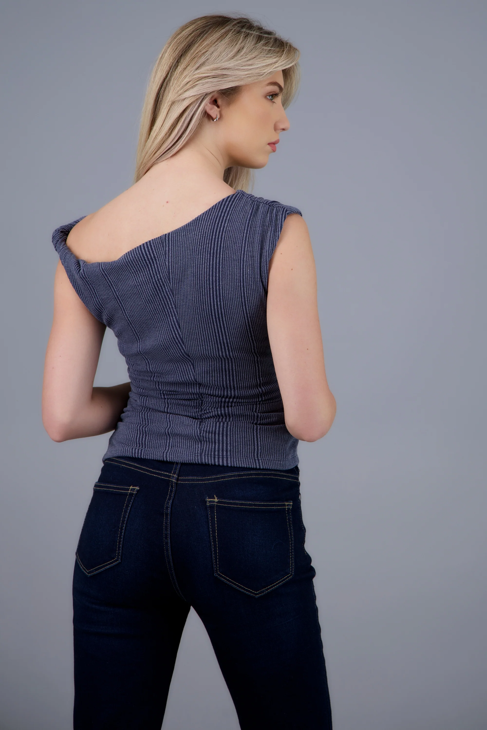 Blusa asimetrica textura detalle frunces - Image 4