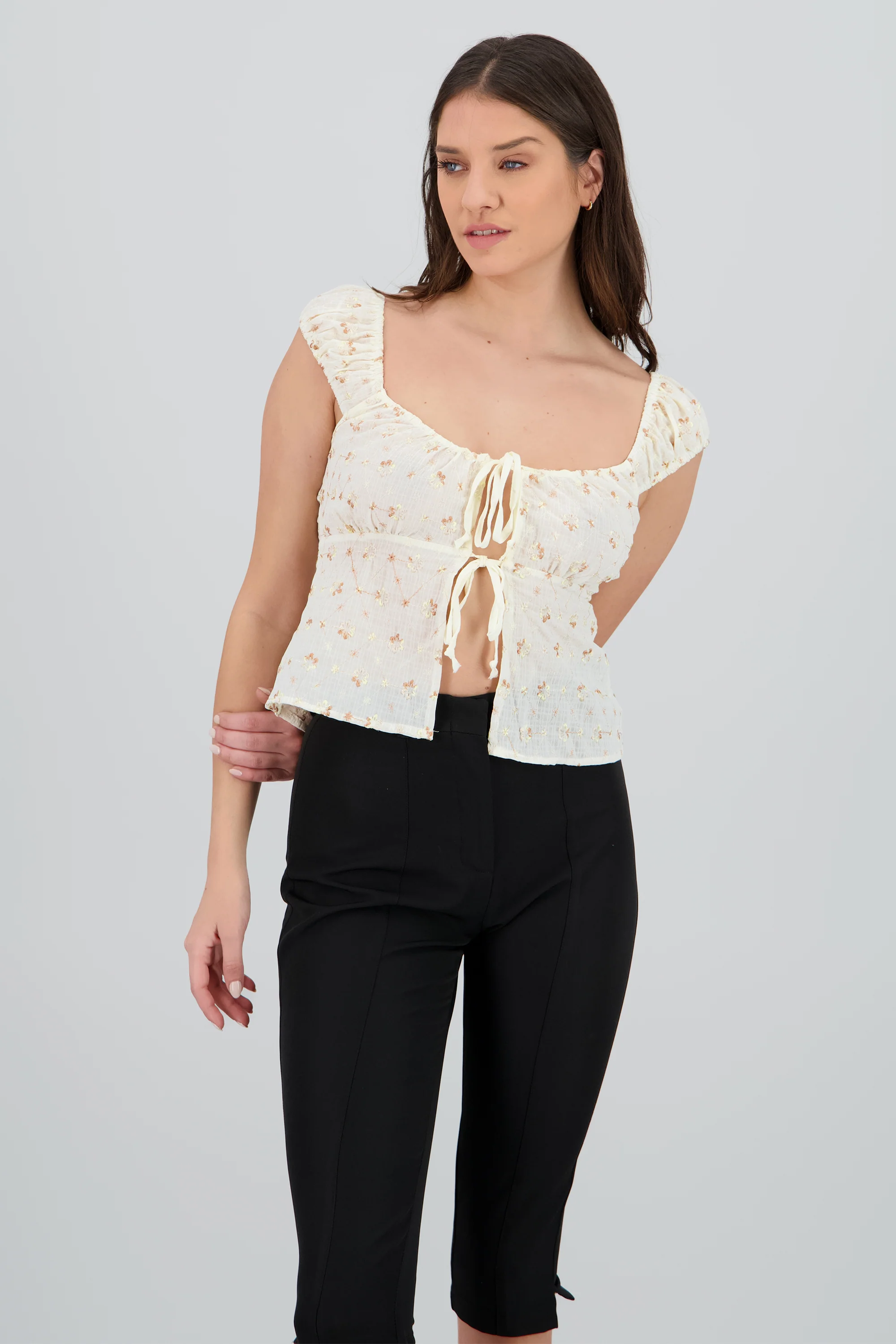 Blusa con detalle de bordados y lace up - Image 2