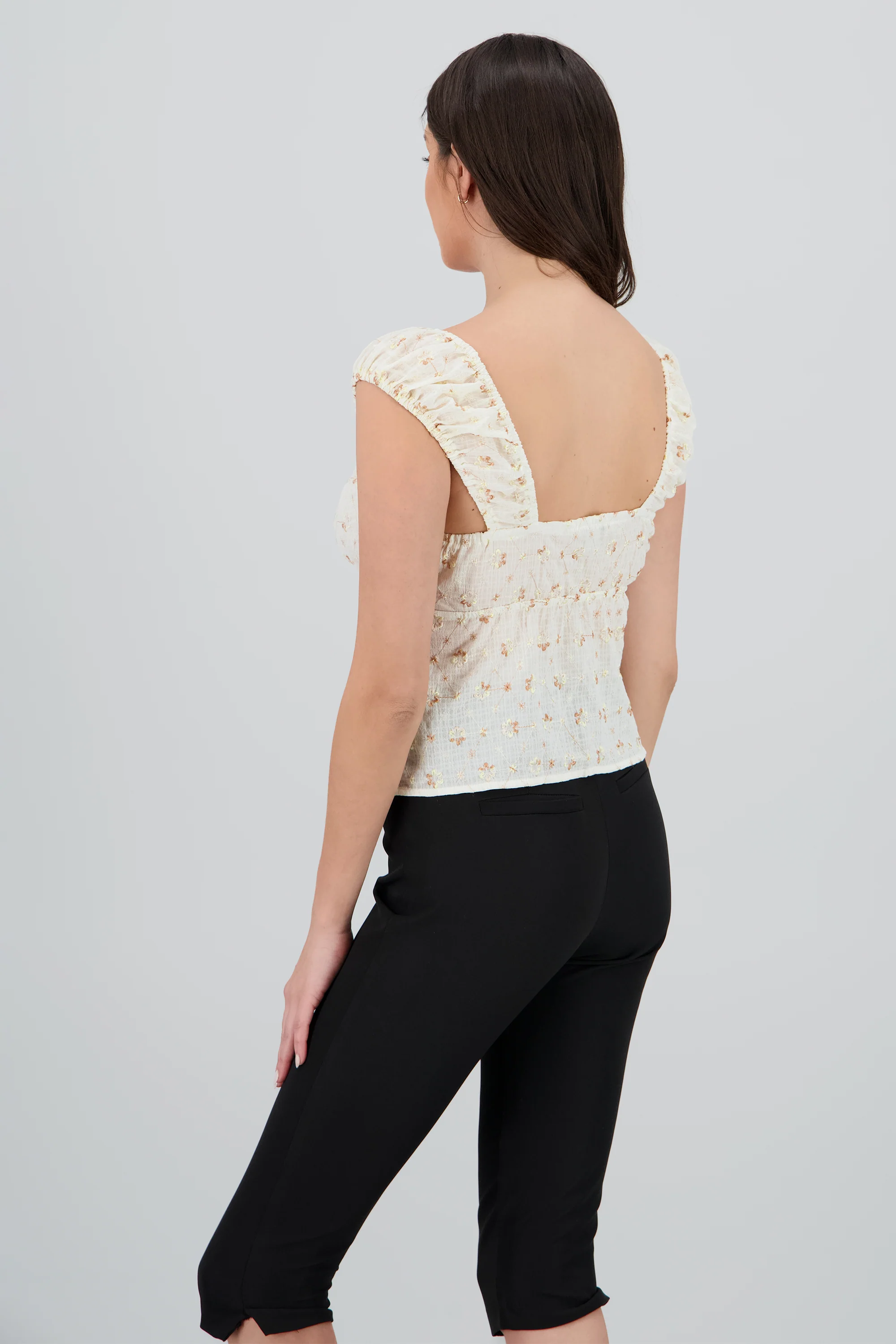 Blusa con detalle de bordados y lace up - Image 4