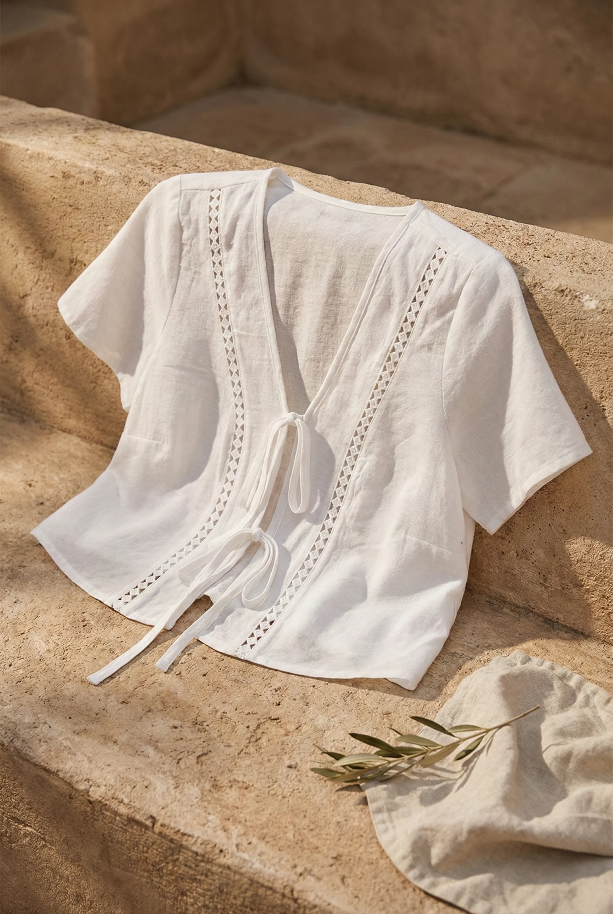 Blusa detalle bordado con nudos en manga corta