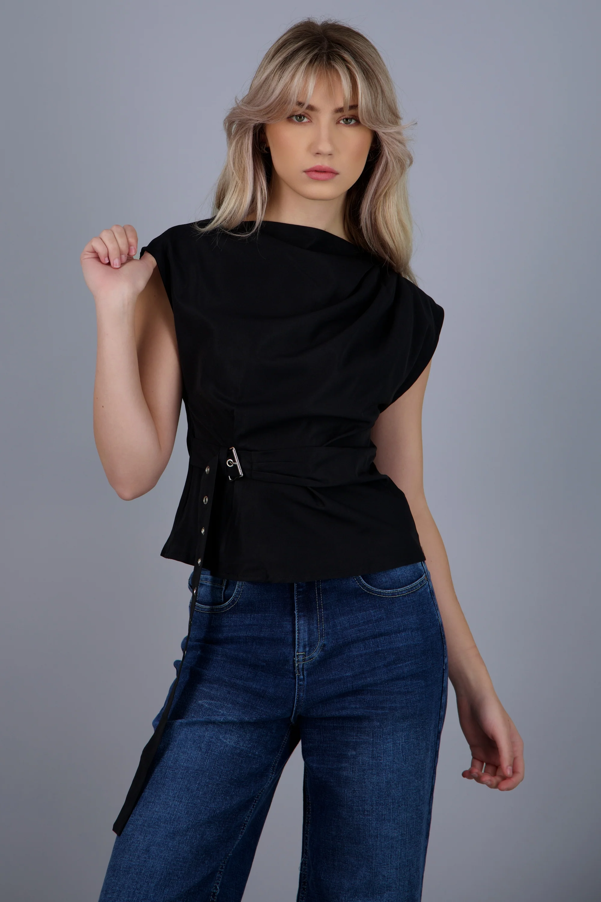 Blusa drapeada con cinturon - Image 2