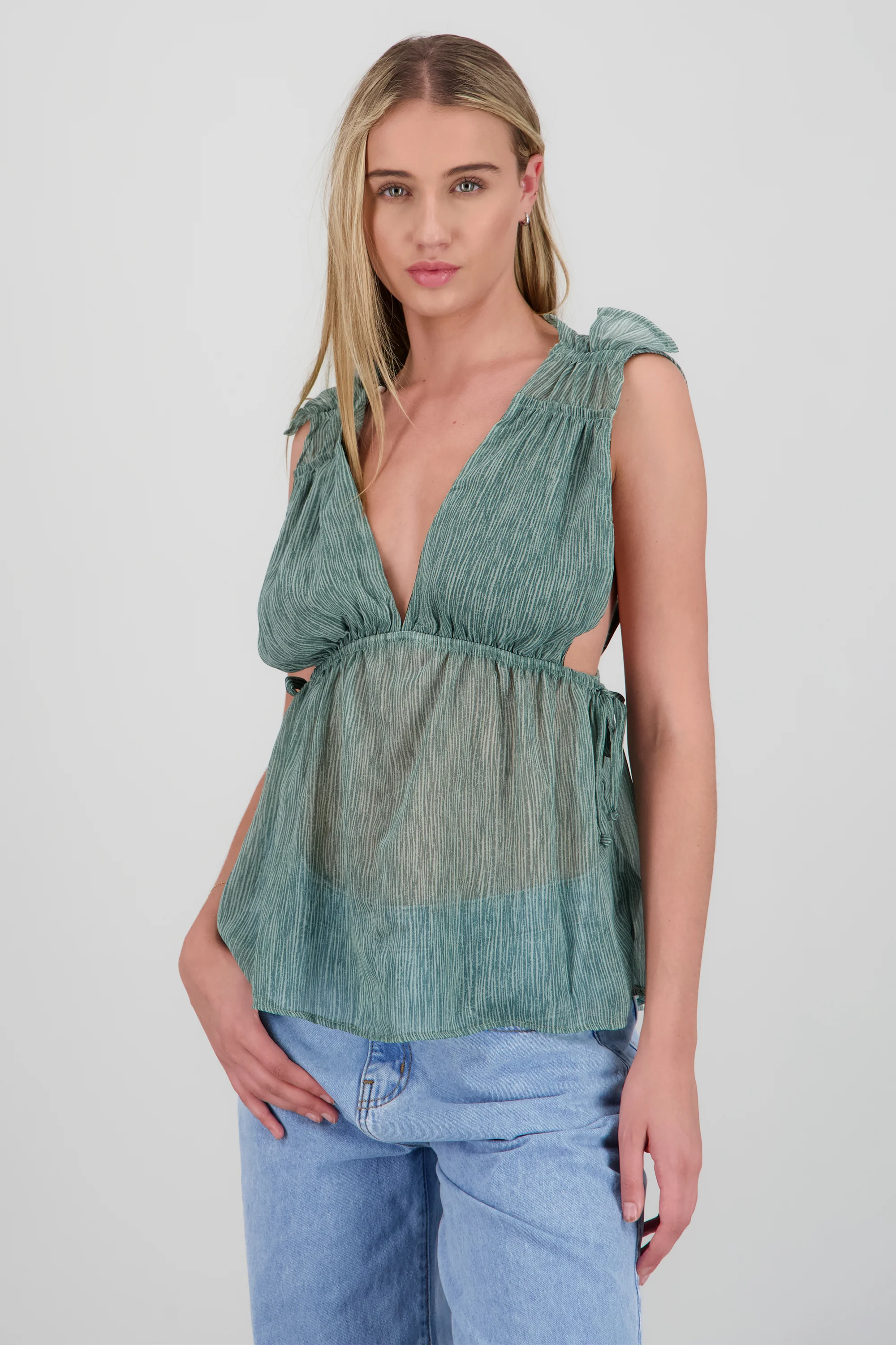 Blusa escote v fluida - Image 2