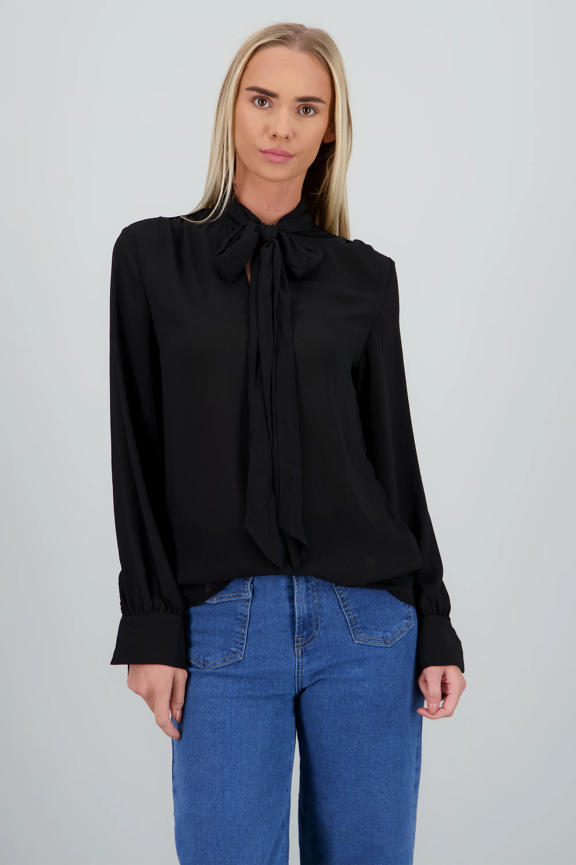 Blusa fluida detalle cuello