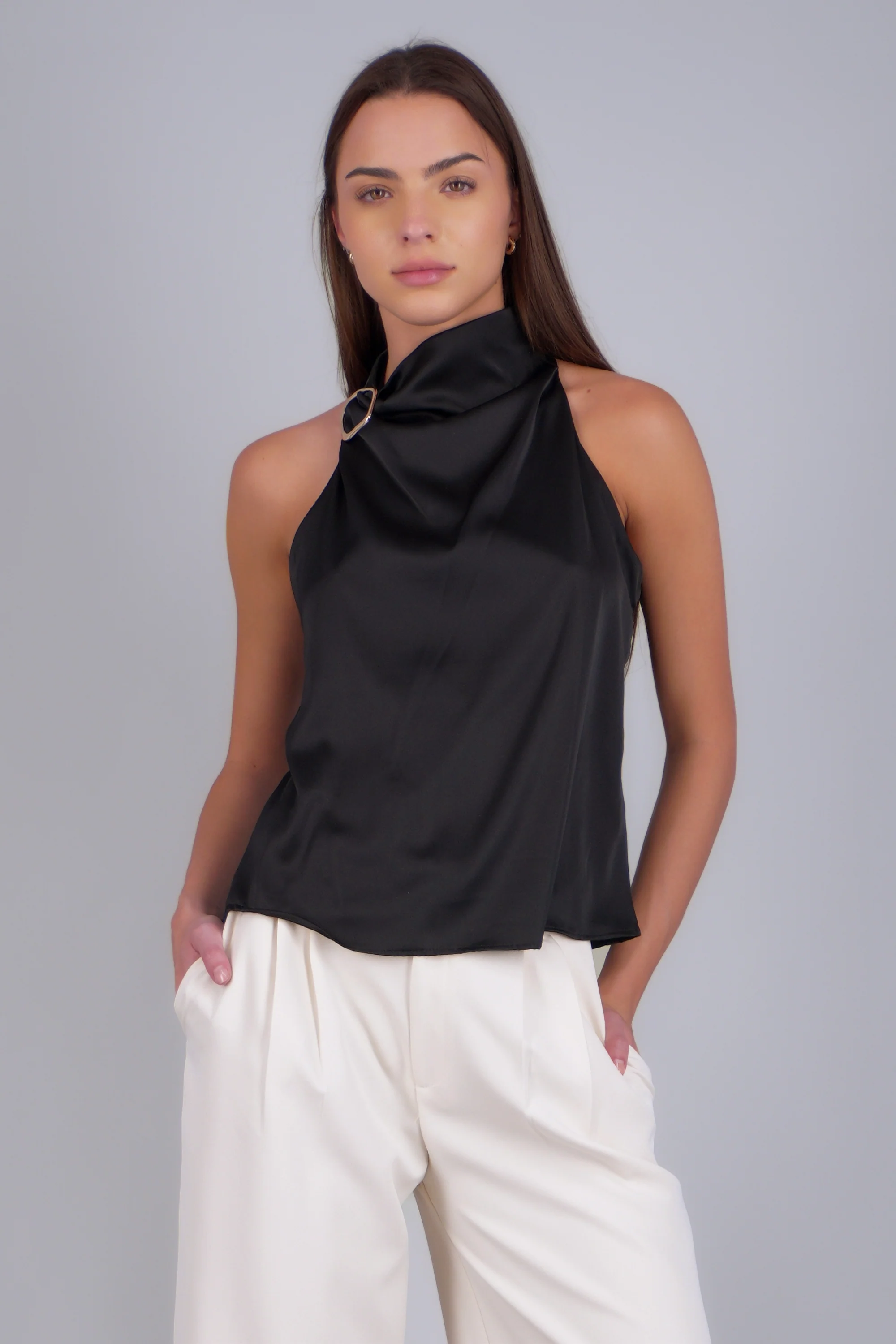 Blusa halter satin detalle hebilla irregular