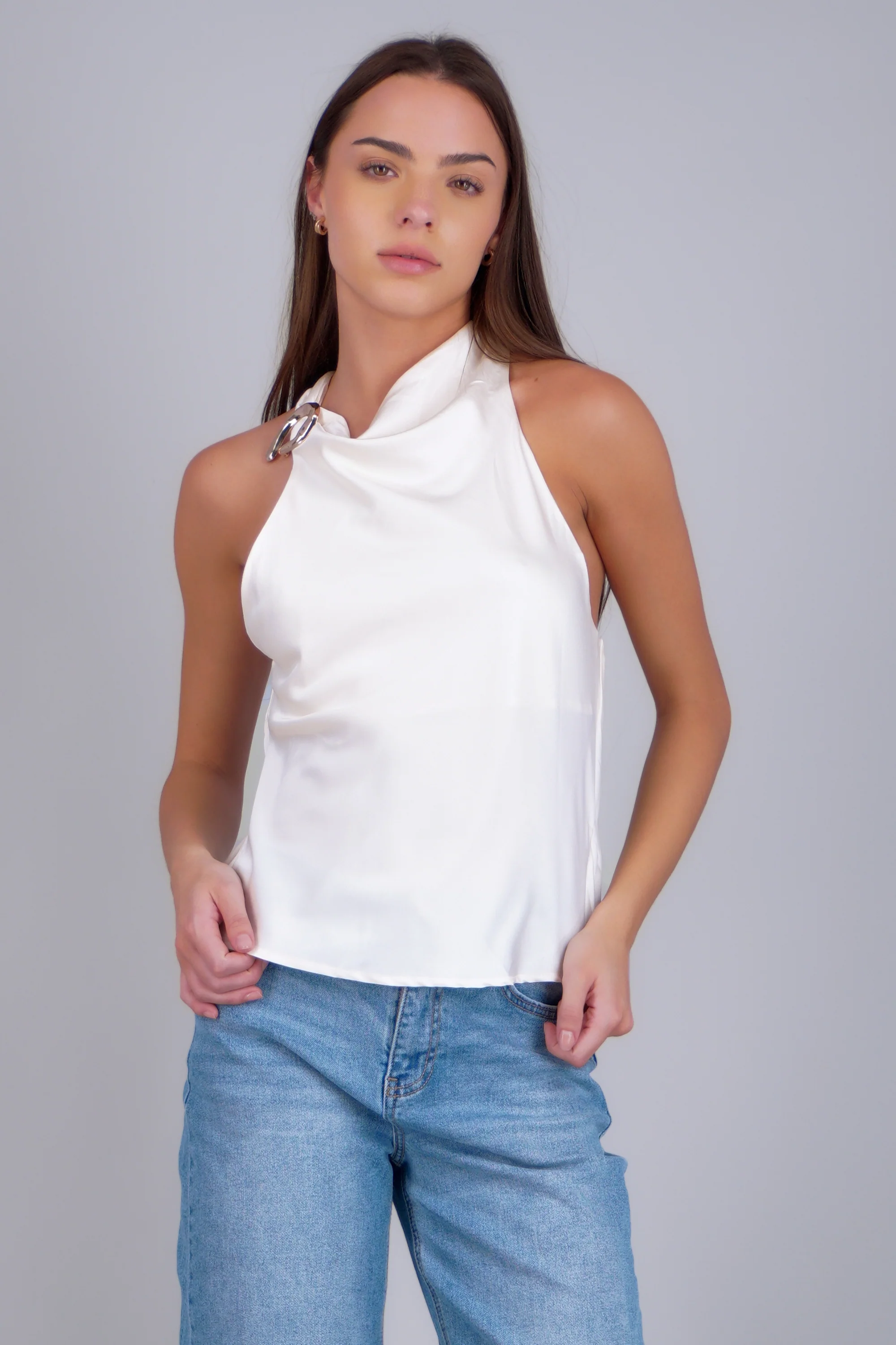 Blusa halter satin detalle herraje - Image 3