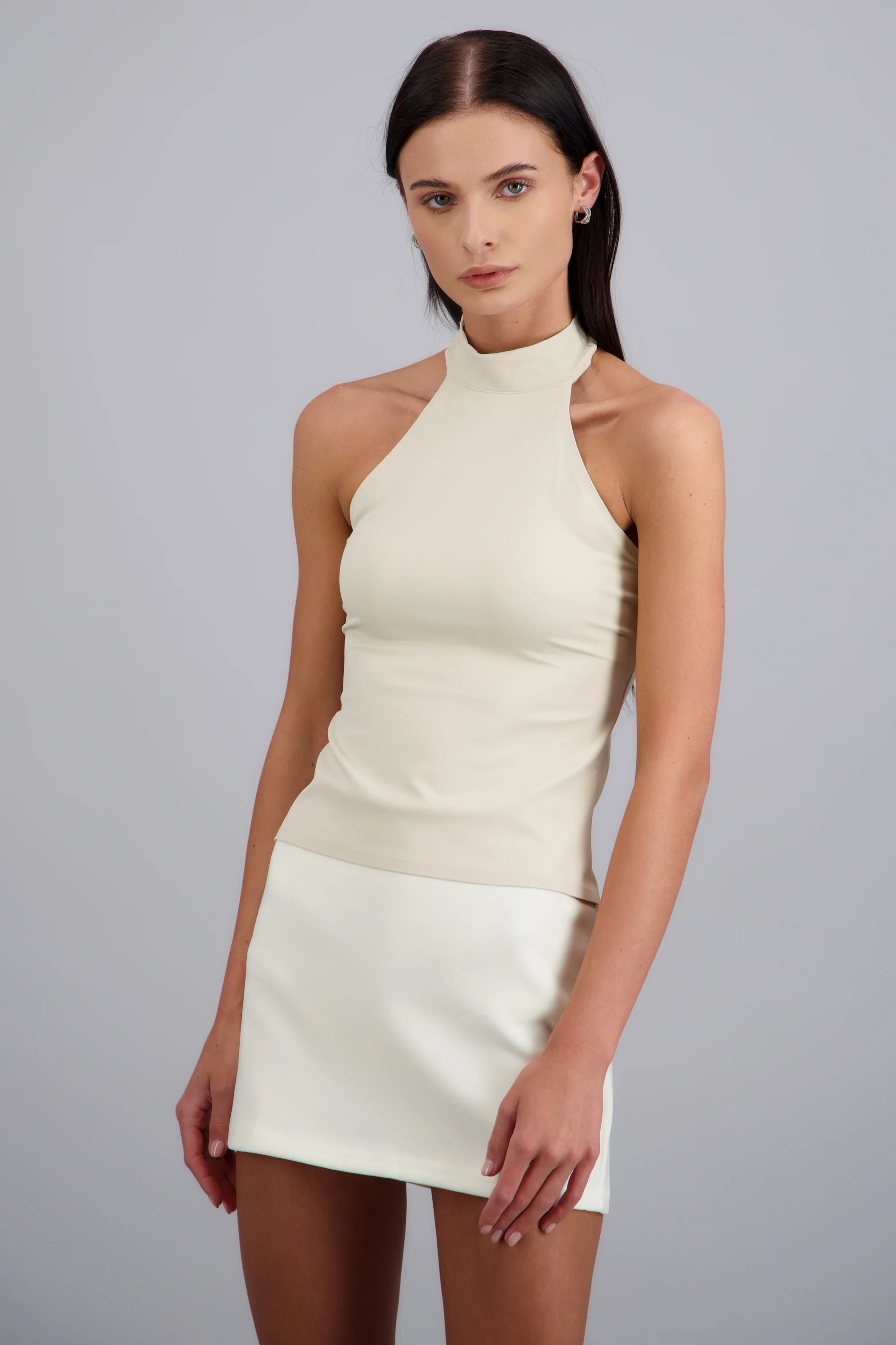 Blusa lisa cuello alto halter - Image 2
