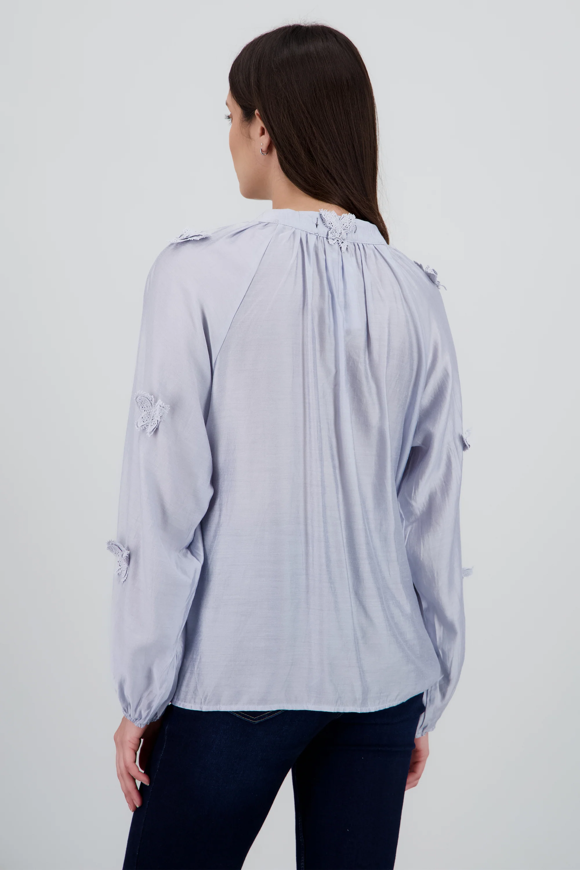 Blusa manga larga detalle mariposas 3d - Image 4