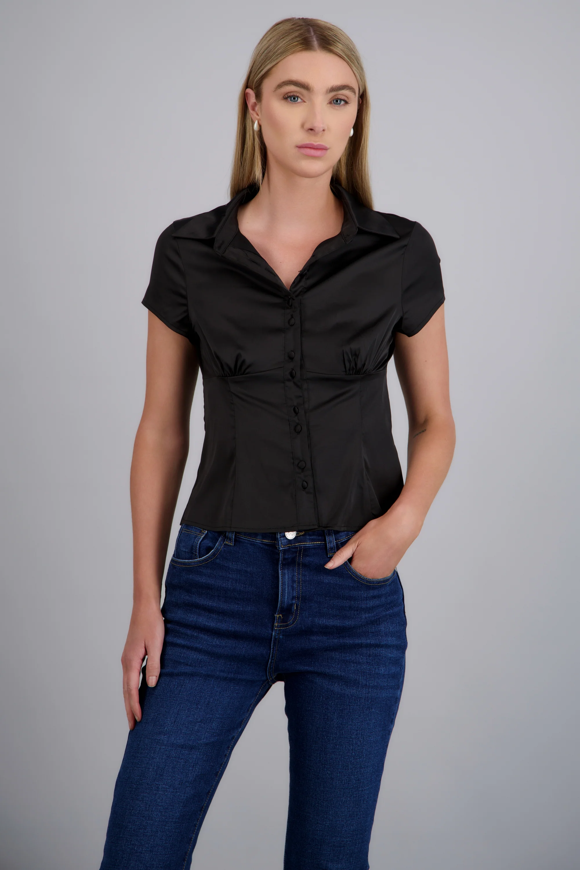 Blusa satinada manga corta con botones
