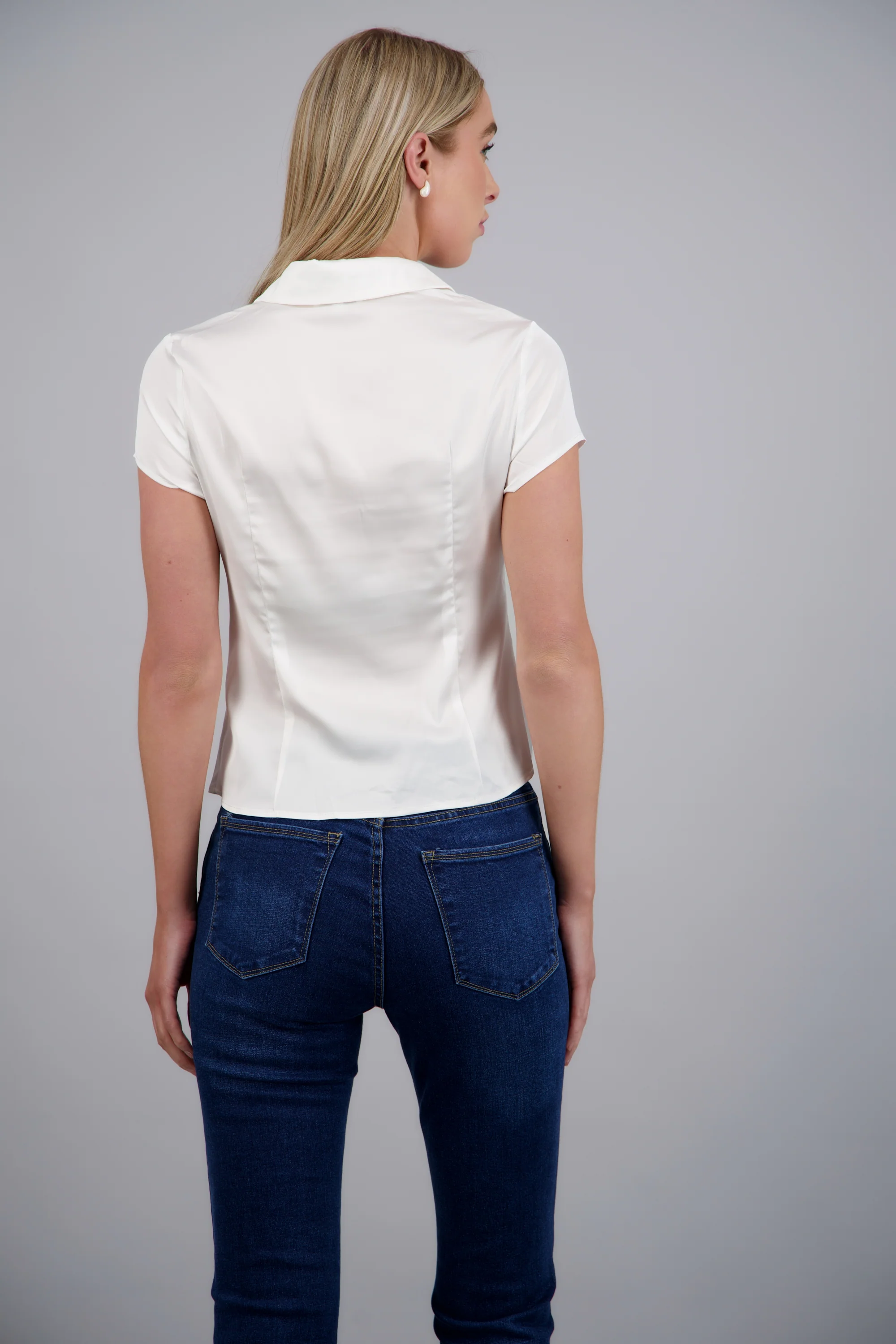 Blusa satinada manga corta con botones - Image 4