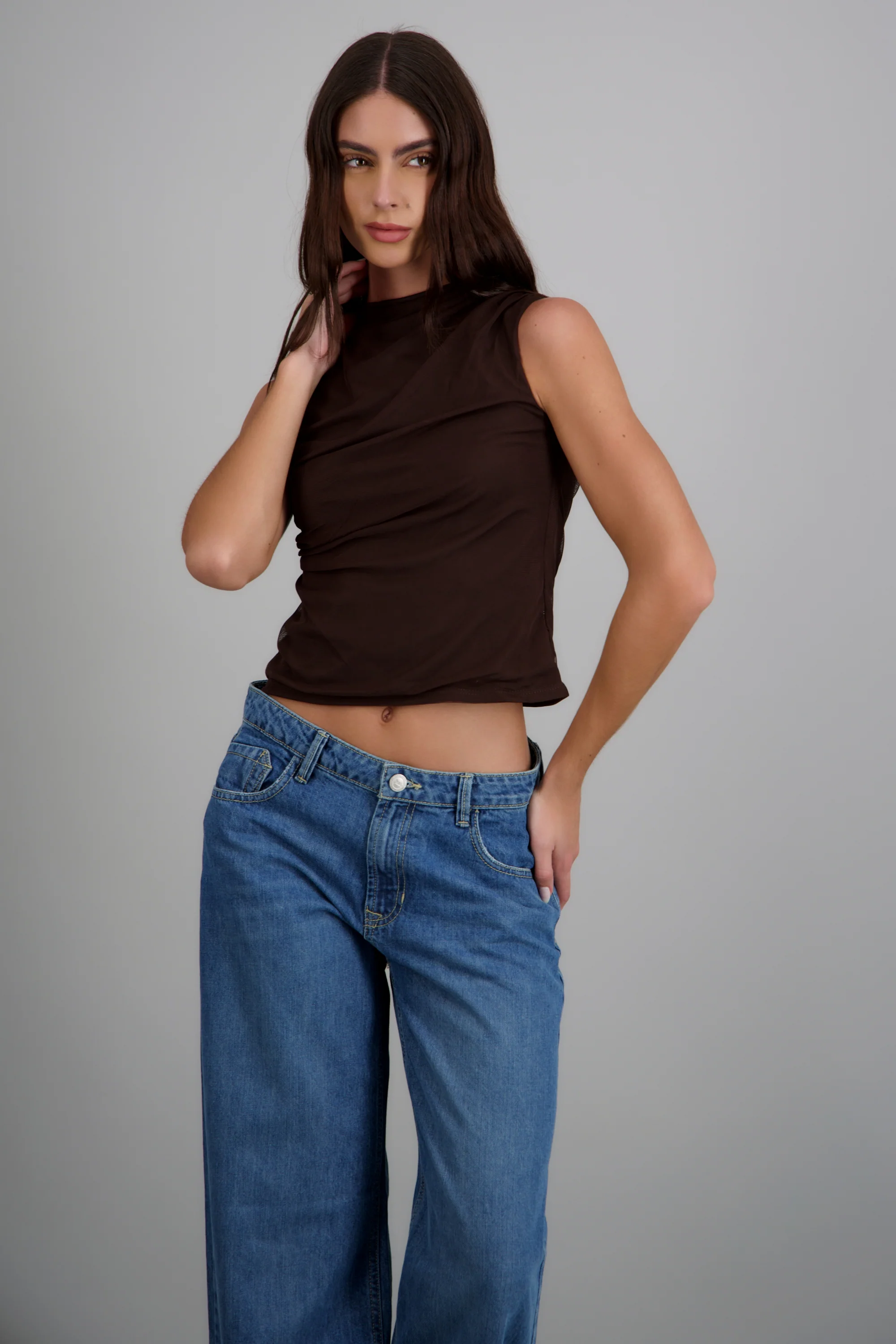 Blusa sin mangas drapeada - Image 3