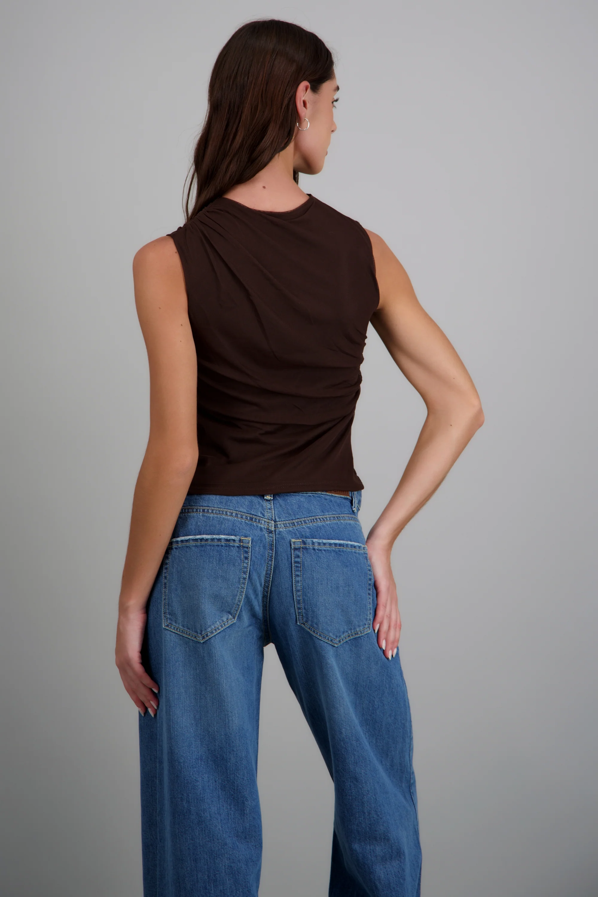 Blusa sin mangas drapeada - Image 4
