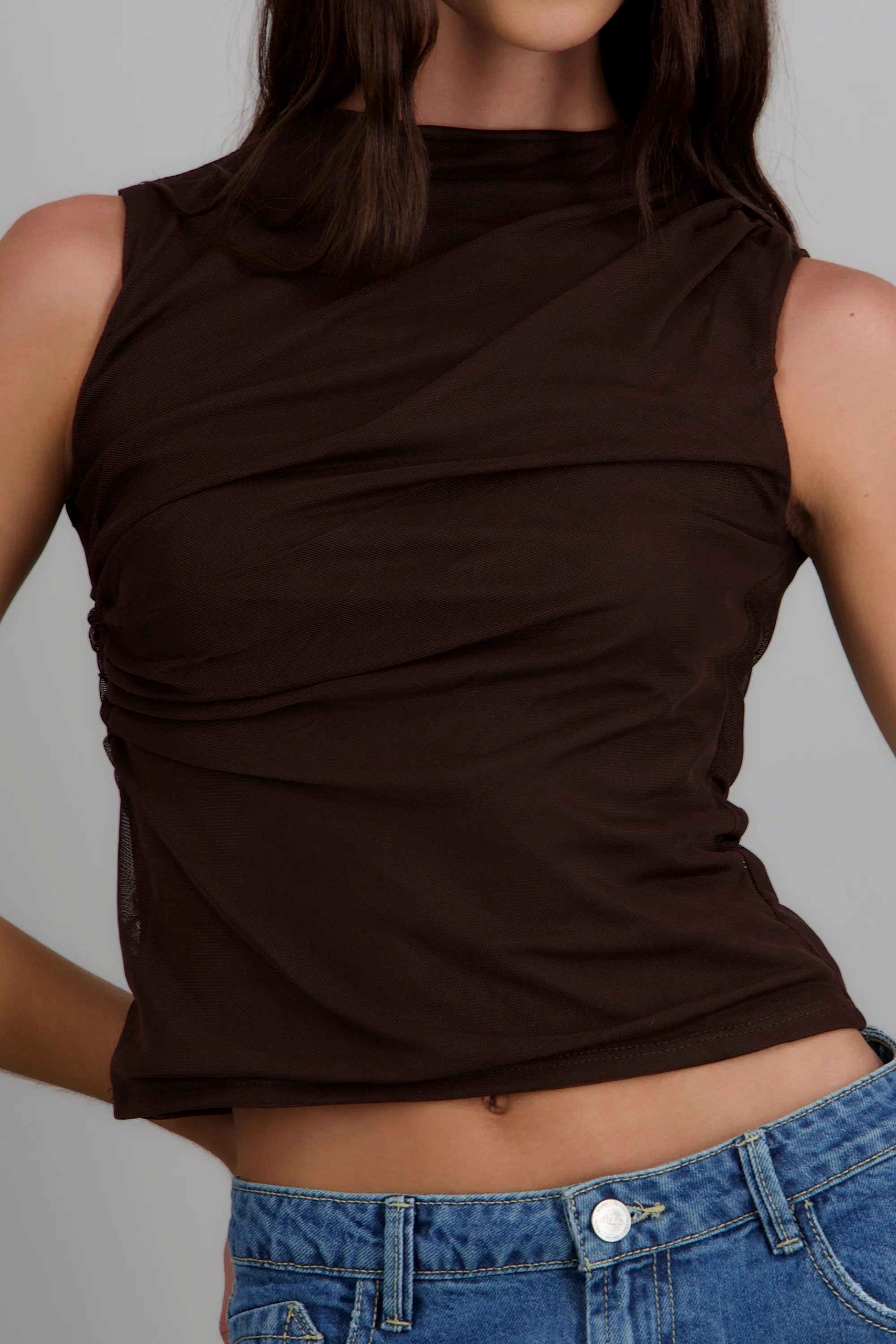 Blusa sin mangas drapeada - Image 5