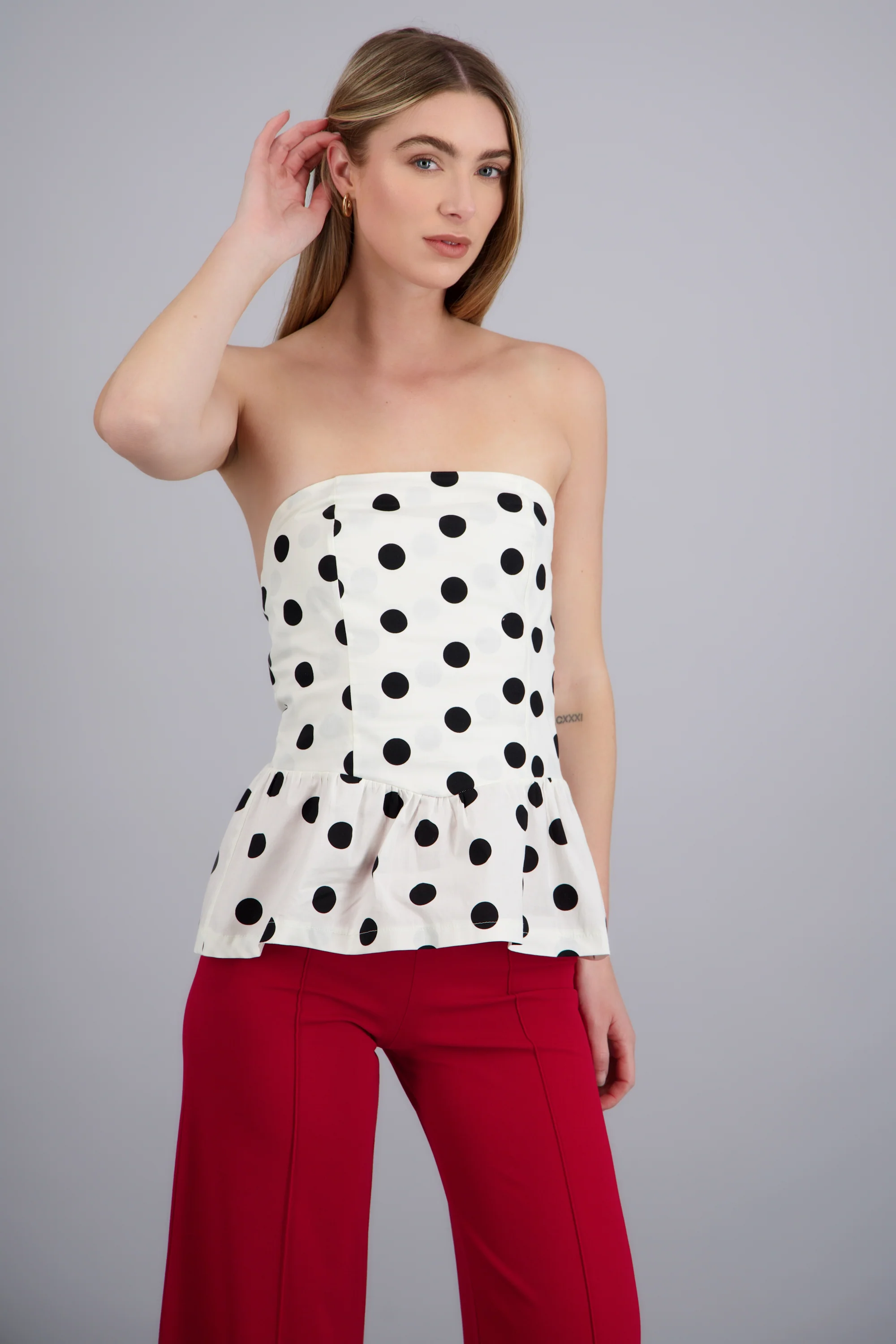 Blusa strapless polka dots con peplum - Image 2
