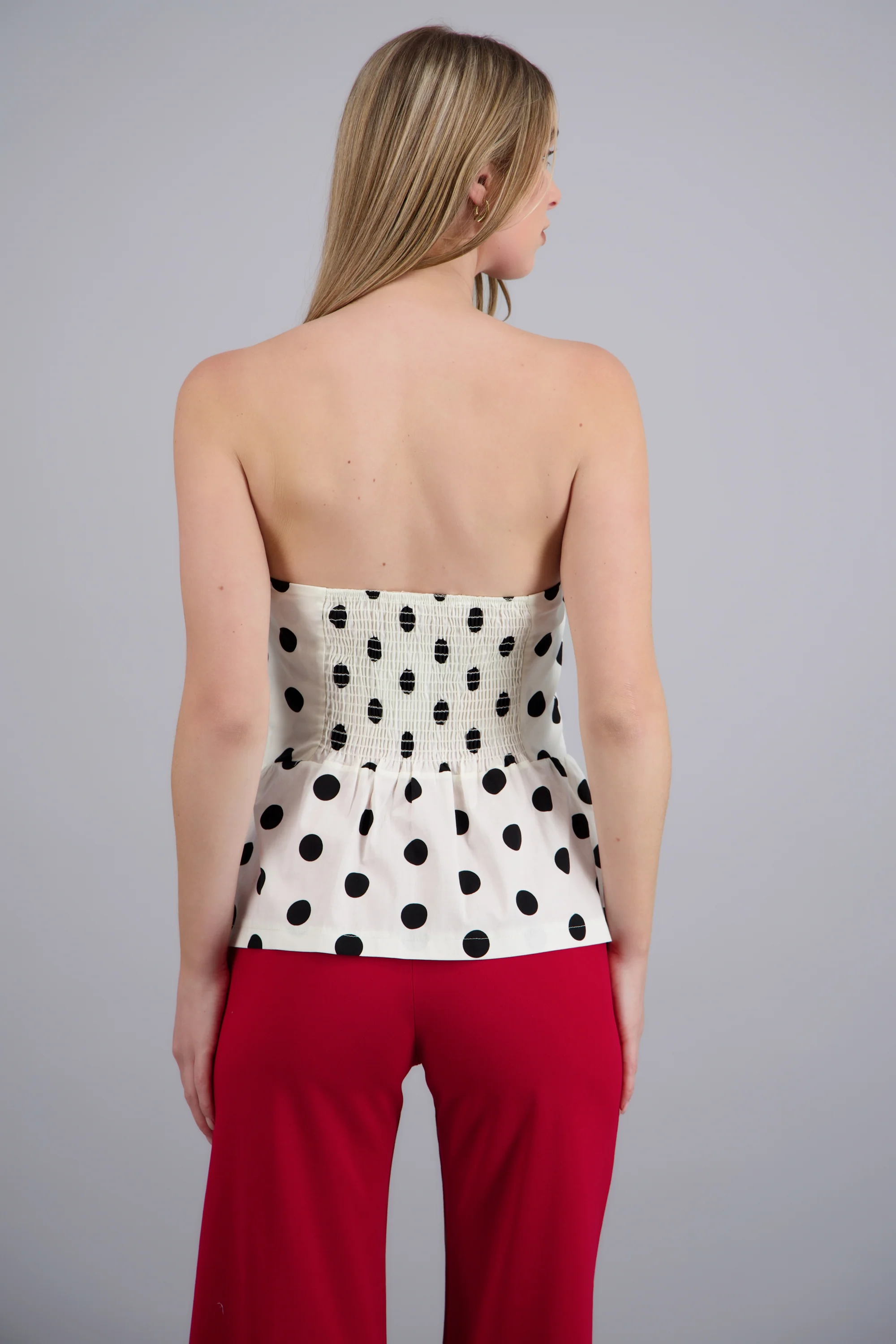 Blusa strapless polka dots con peplum - Image 4