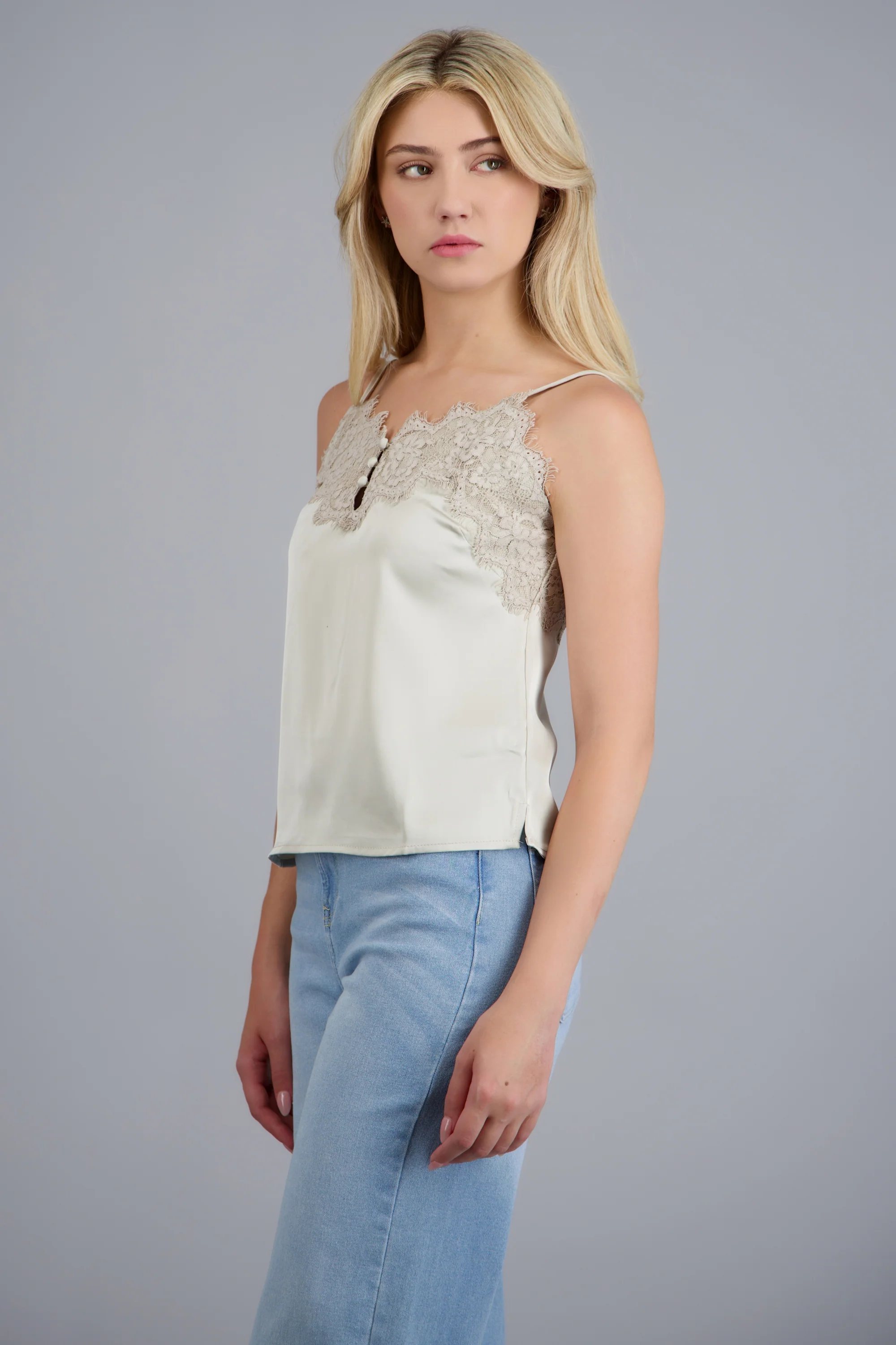 Blusa tirantes detalle encaje botones escote - Image 2