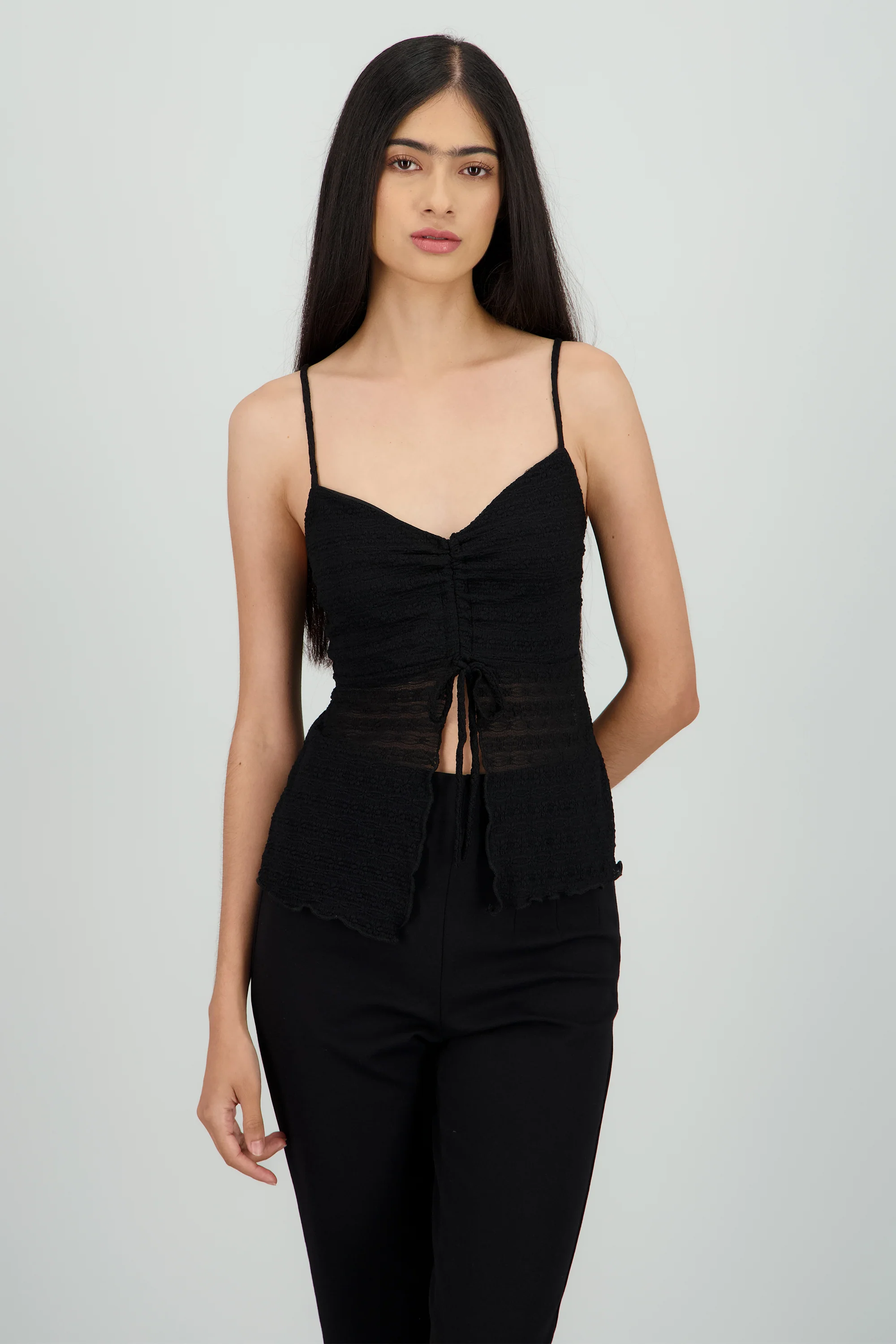 Blusa tirantes en encaje detalle fruncido