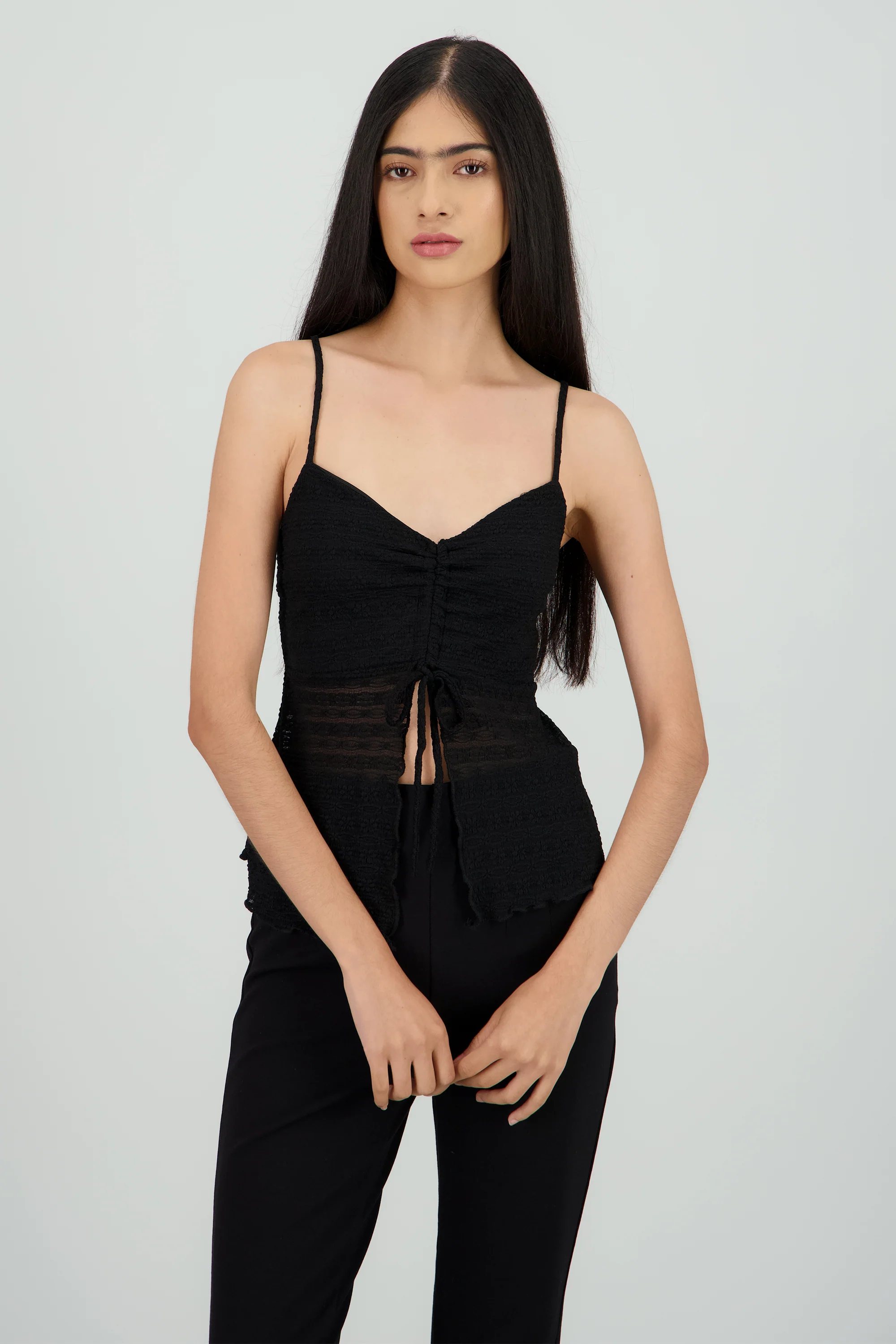 Blusa tirantes en encaje detalle fruncido - Image 2