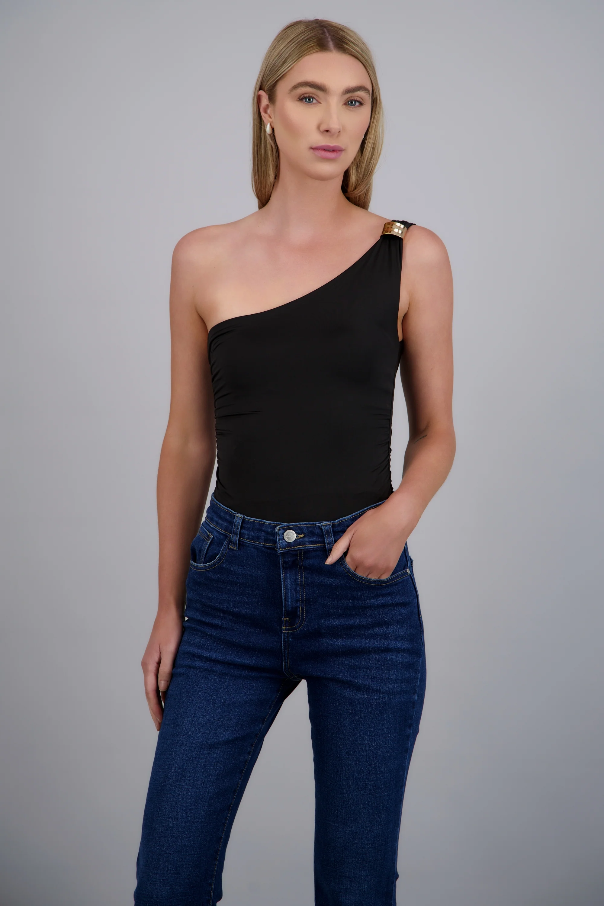 Body asimetrico drapeado detalle hebilla