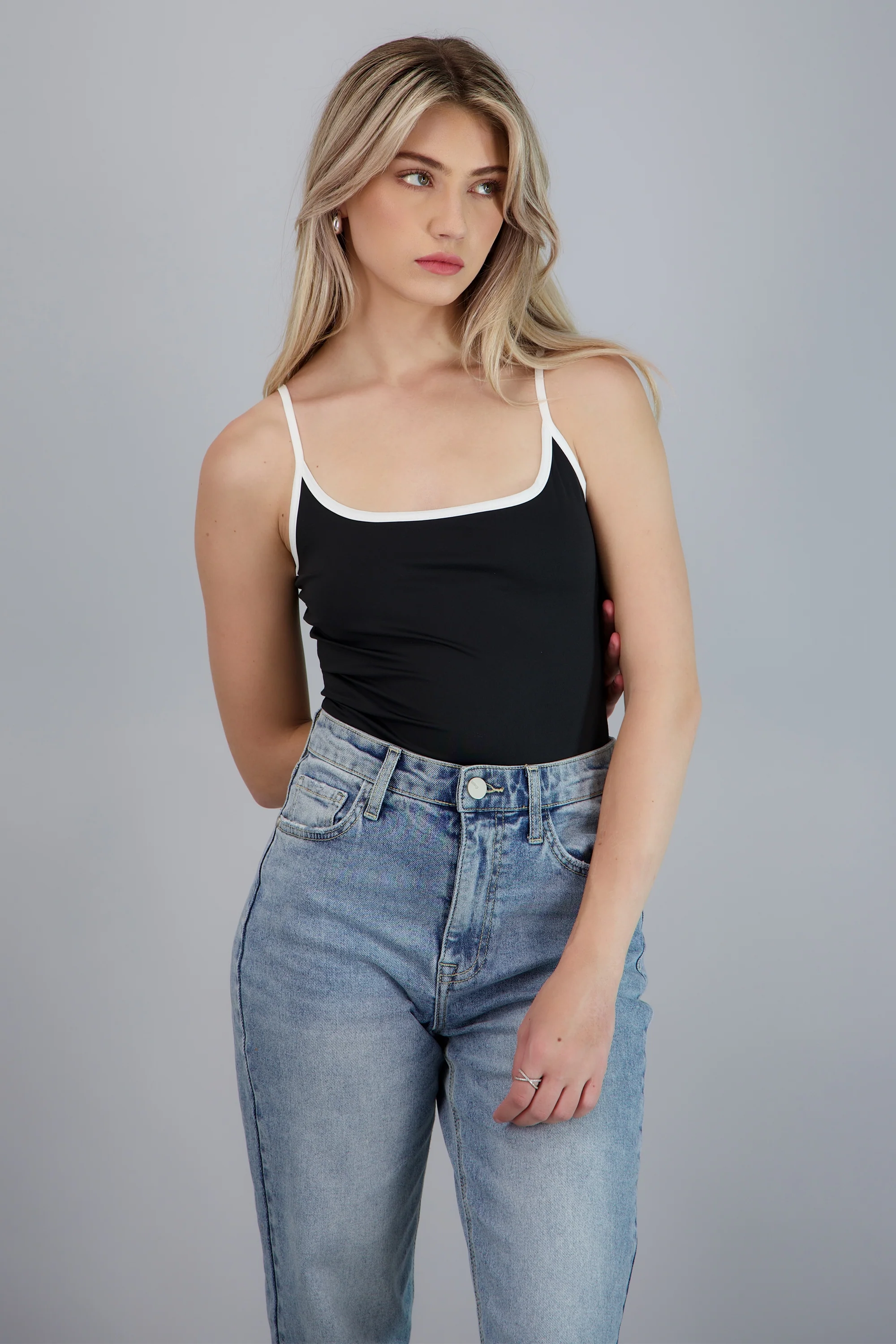 Body cuello circular y tirantes