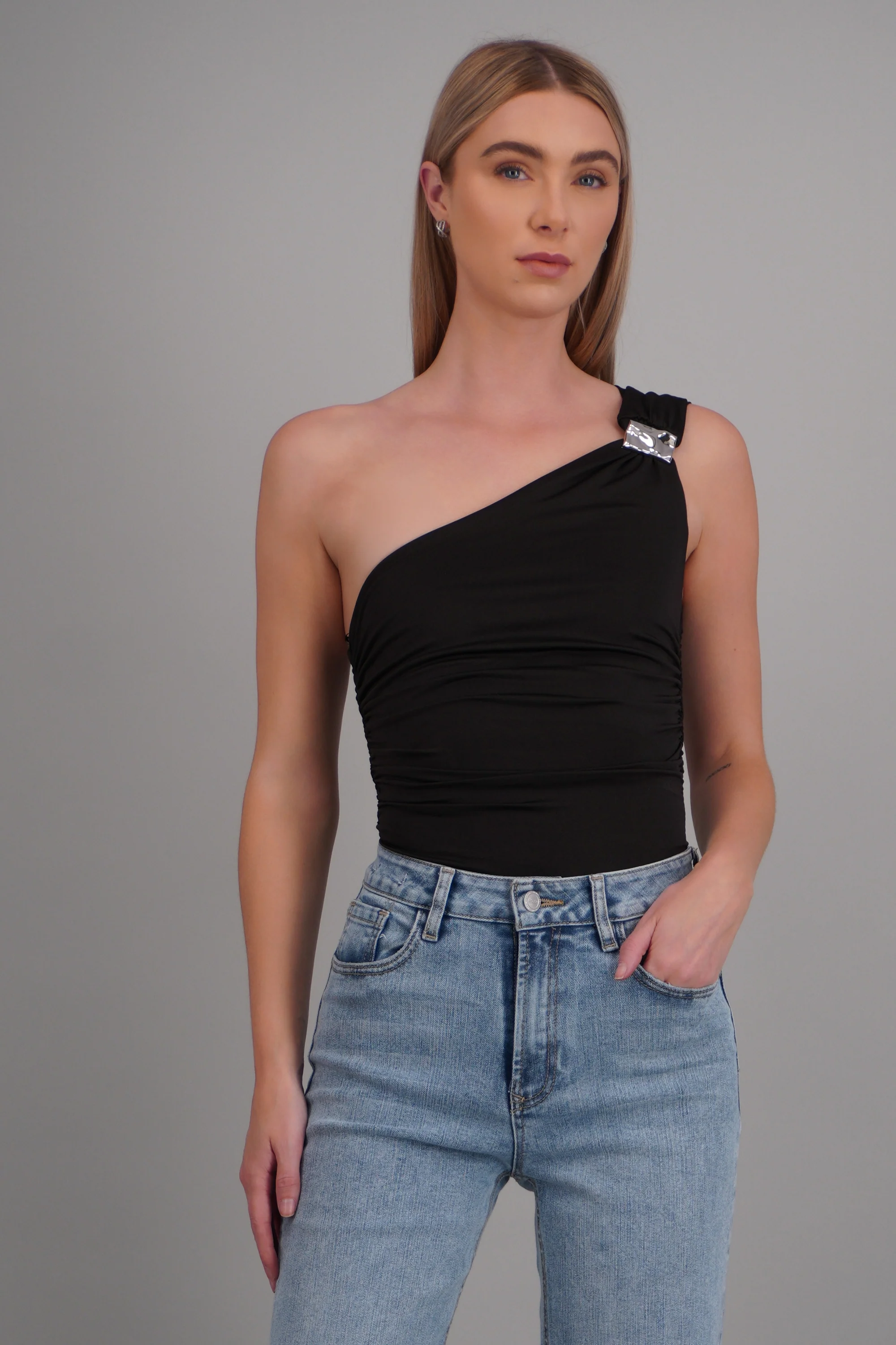Body one shoulder detalle argolla
