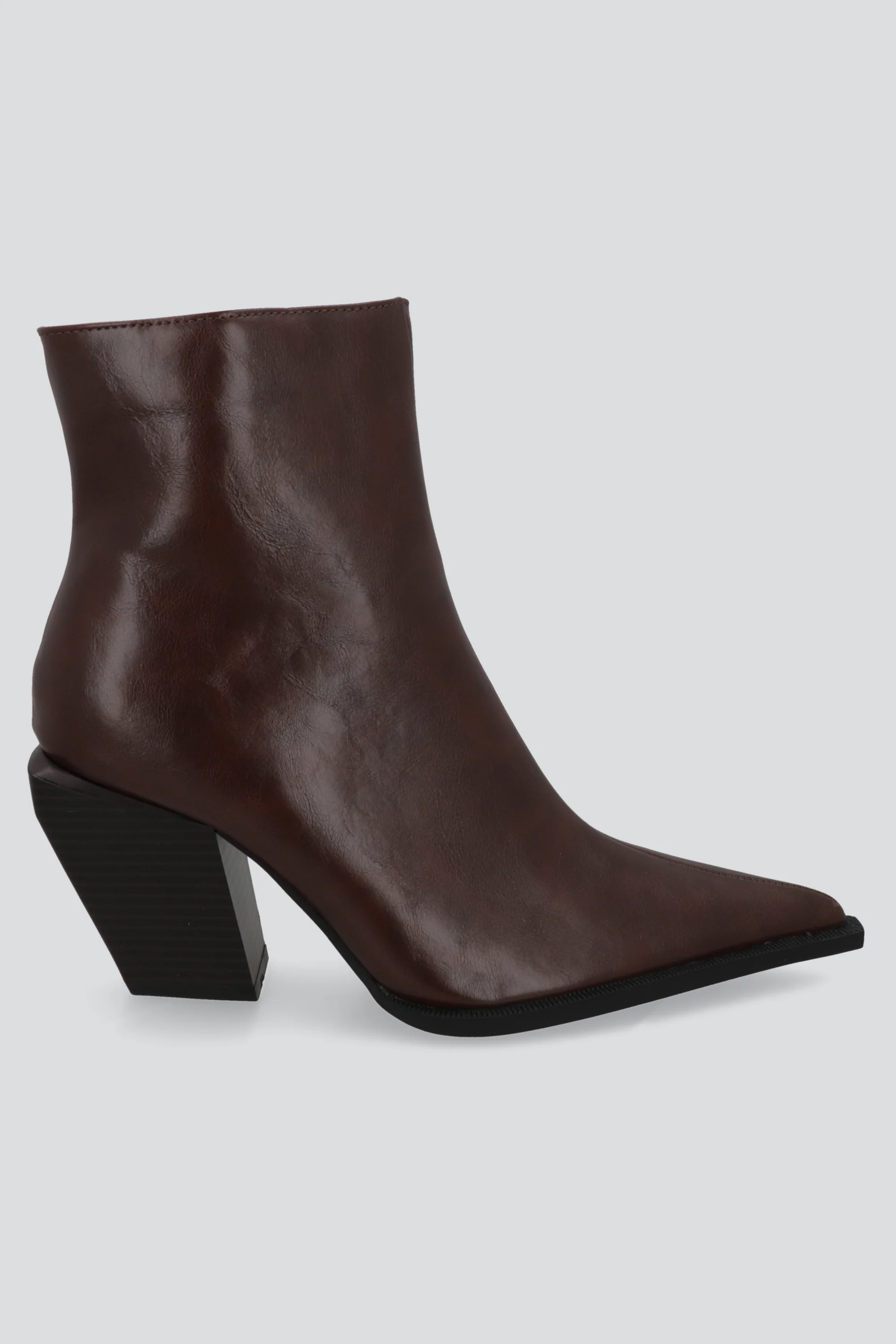 Botin pointy tacon moderno