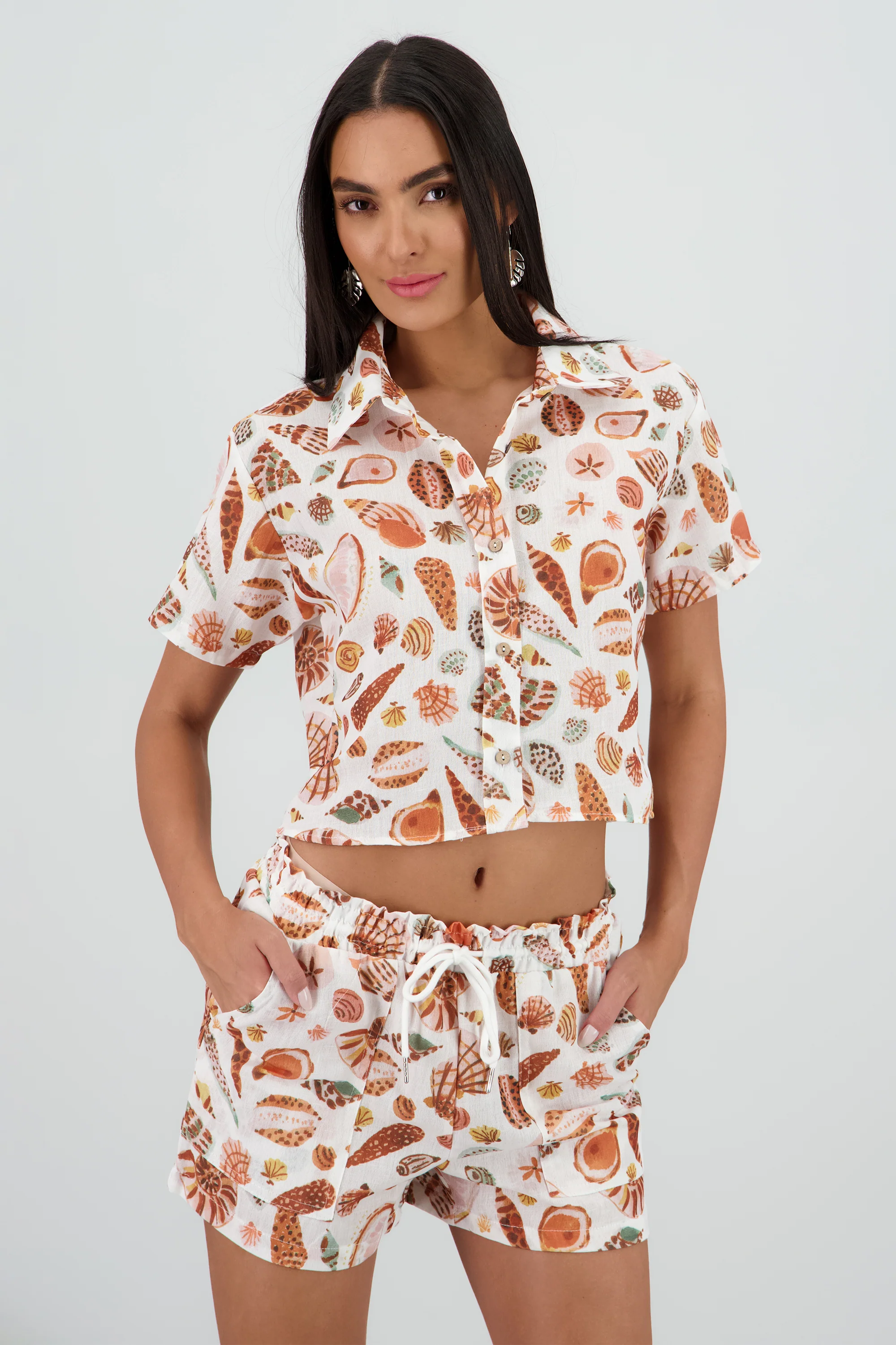 Camisa corta con estampado de conchas