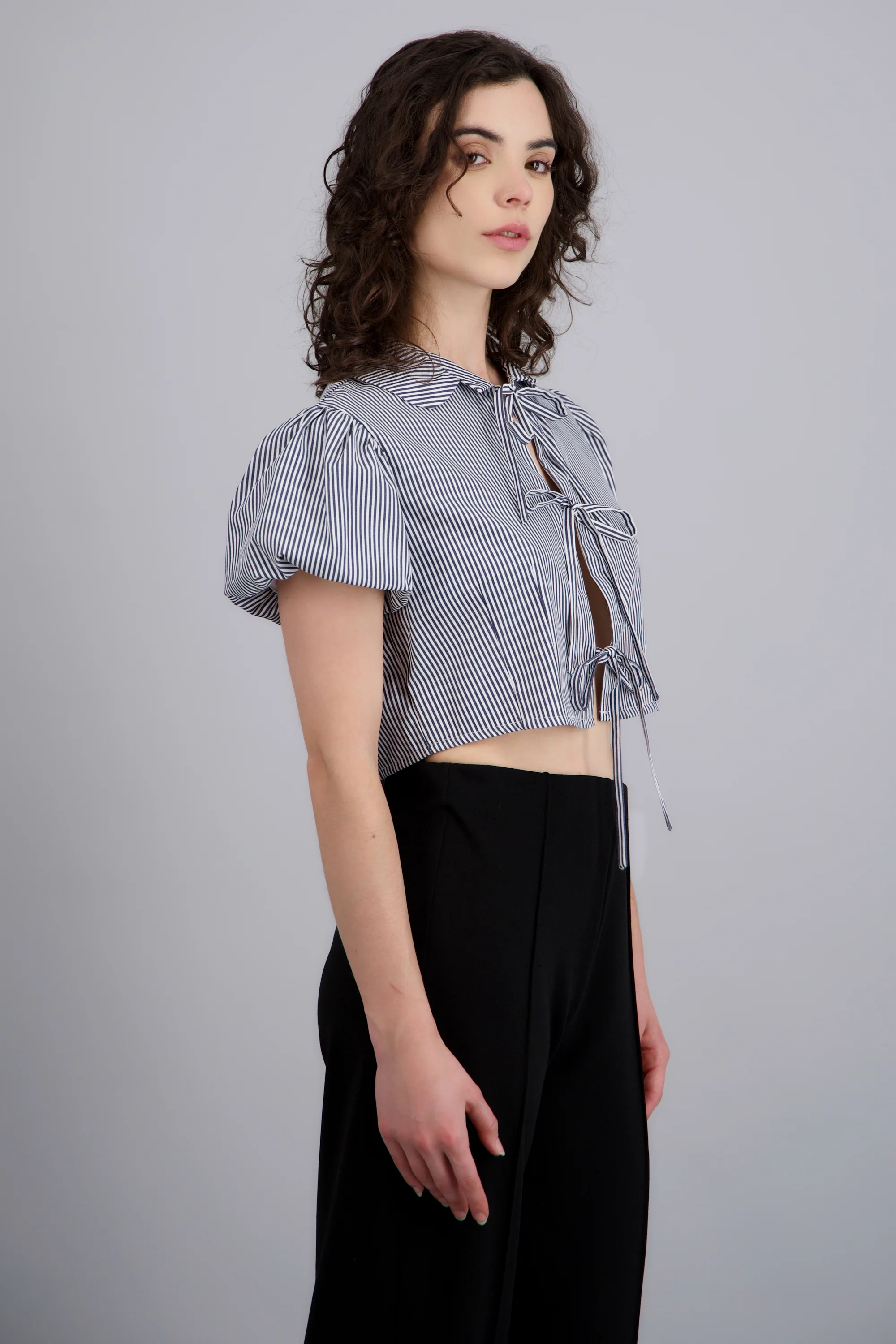 Camisa crop manga corta detalle moños - Image 2