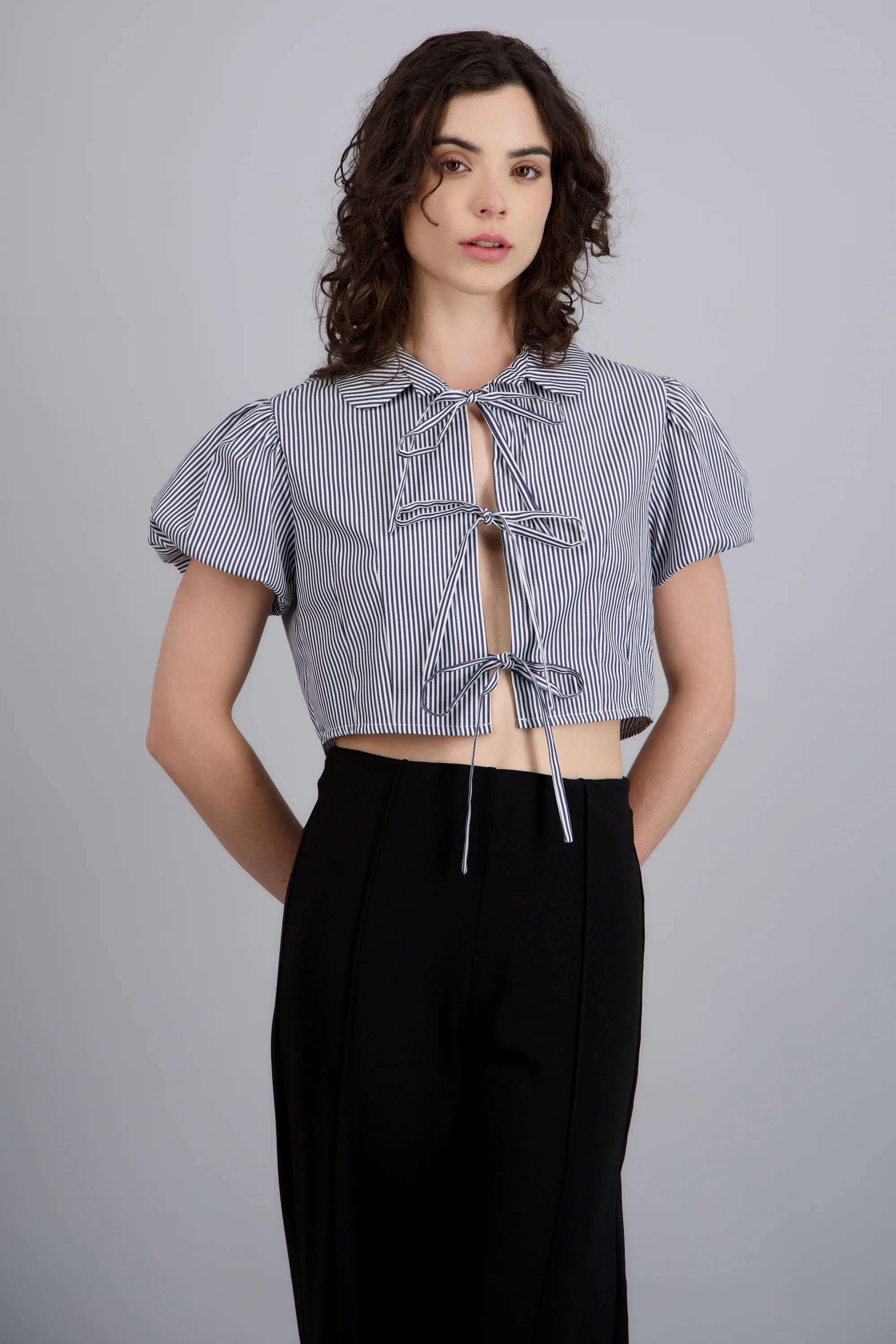 Camisa crop manga corta detalle moños - Image 3