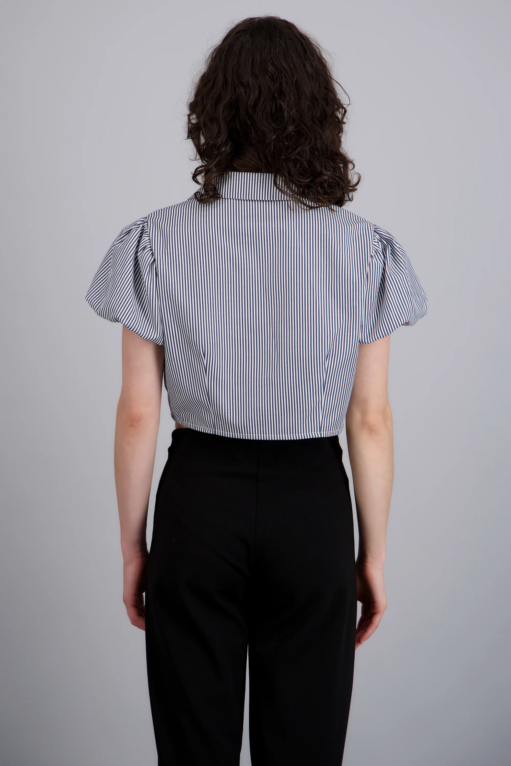 Camisa crop manga corta detalle moños - Image 4