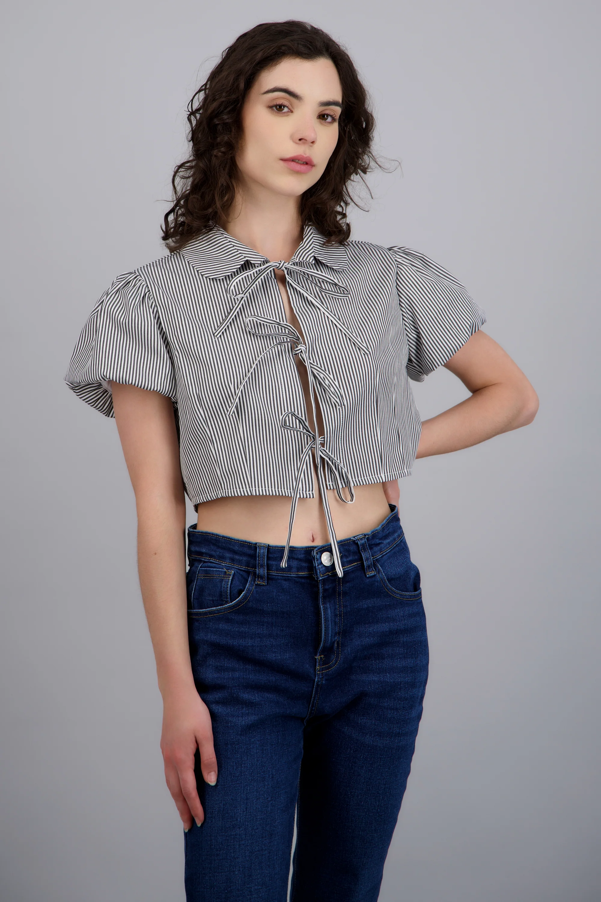 Camisa crop manga corta detalle moños
