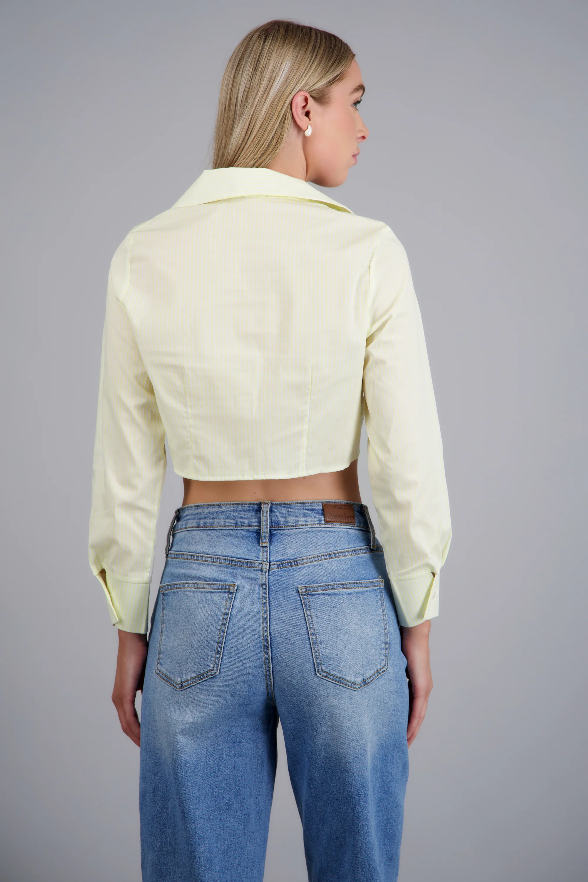 Camisa crop manga larga detalle pinzas - Image 4