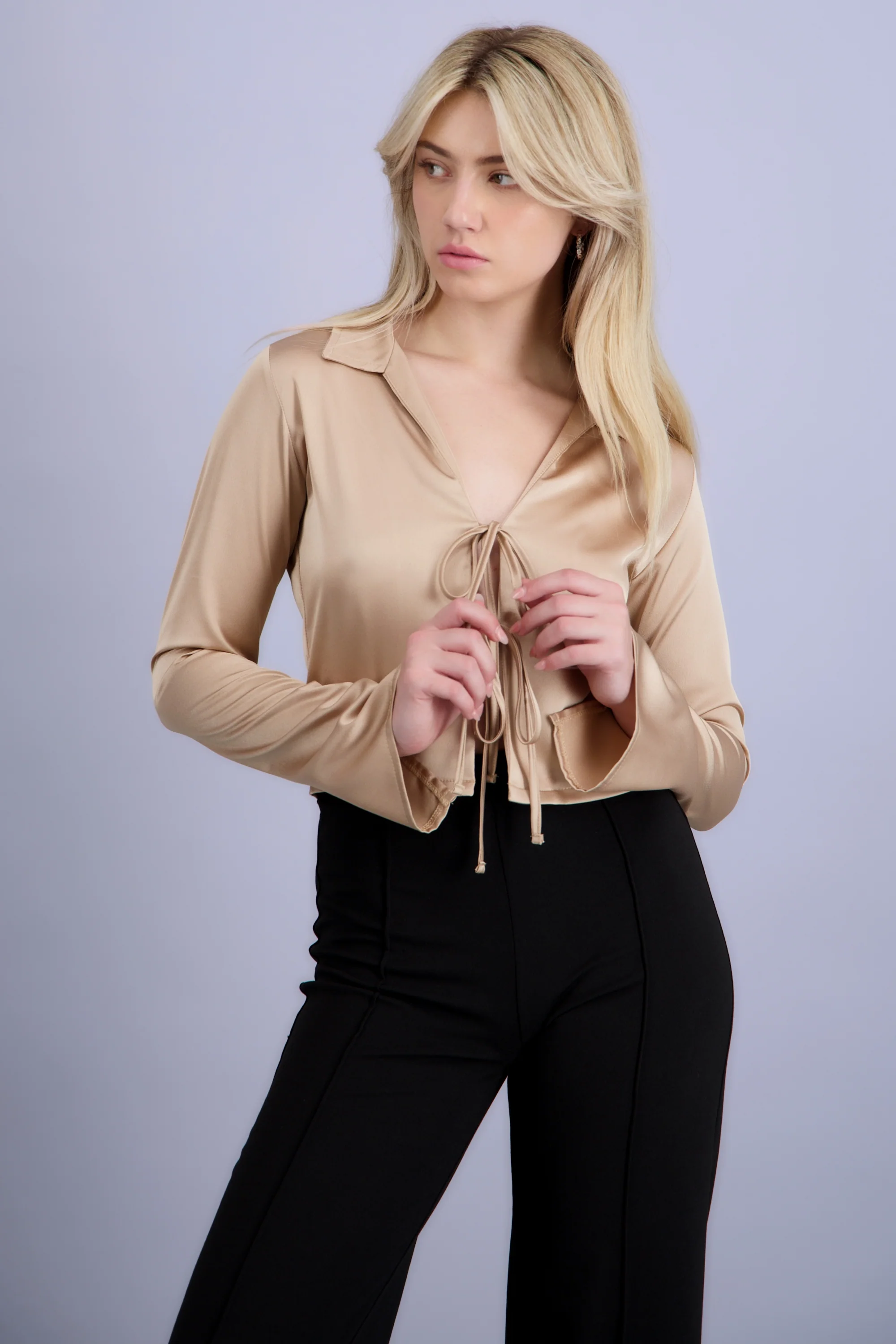 Camisa de satin detalle amarre - Image 3