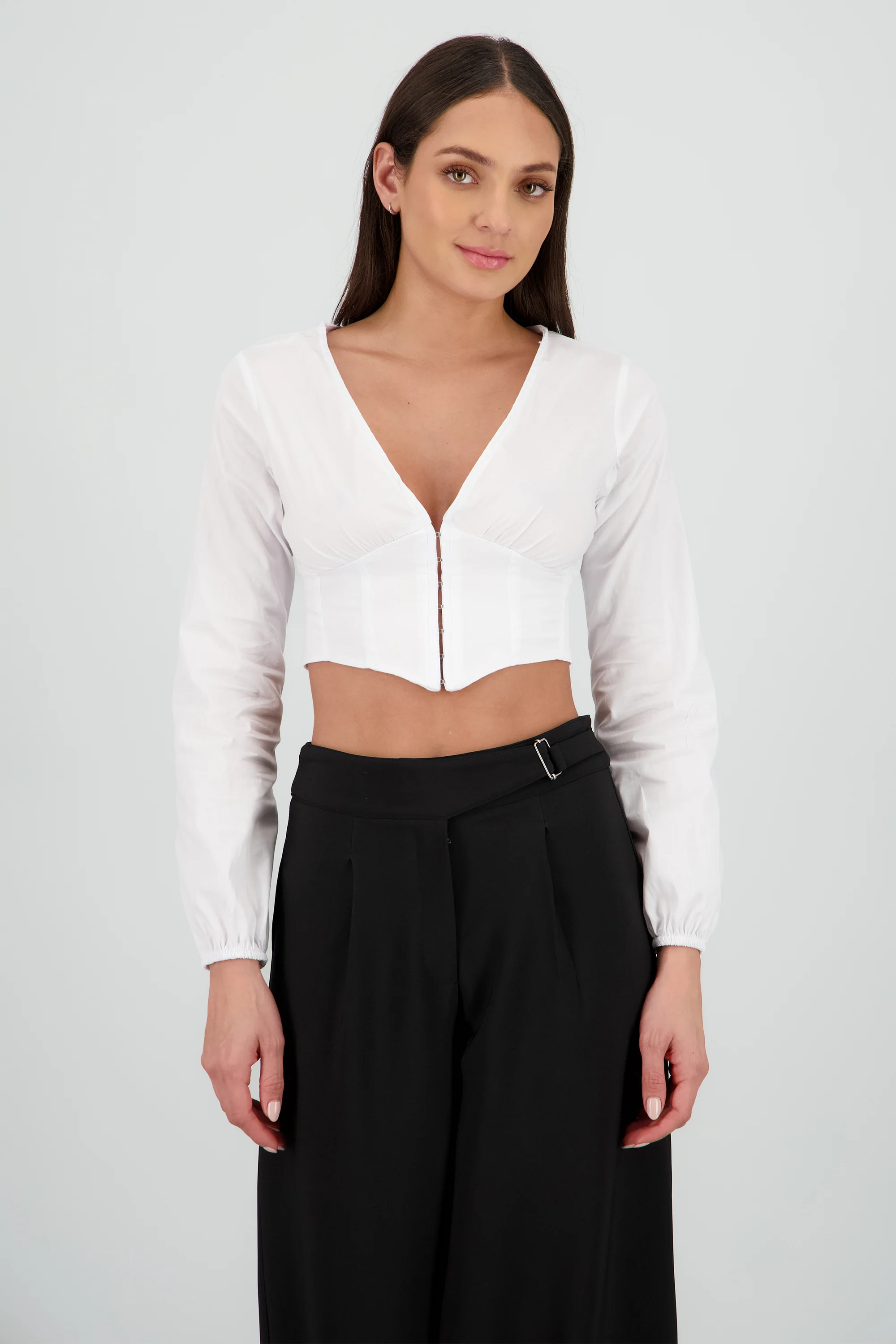 Camisa detalle cortes cuello v