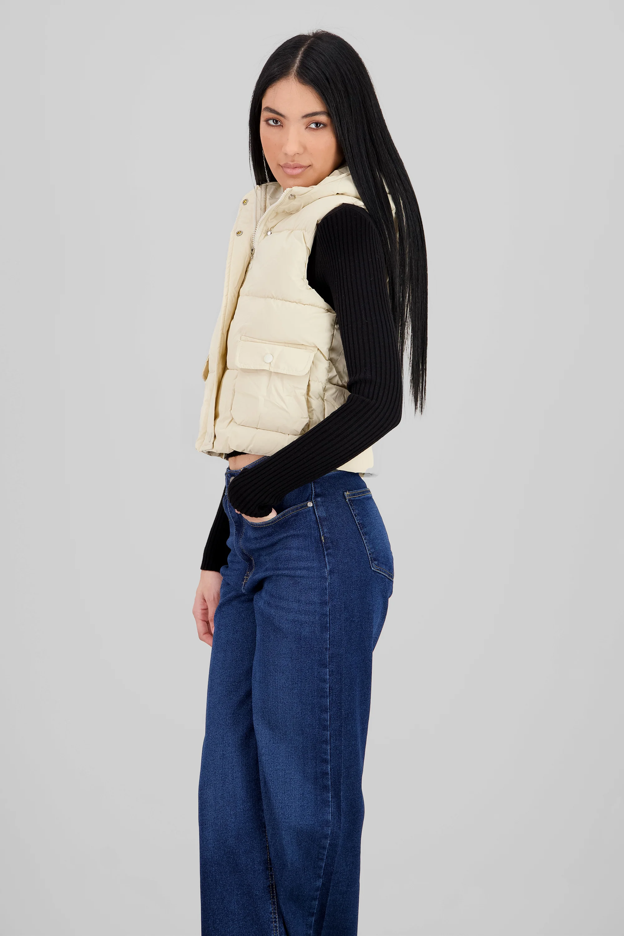 Chalec con bolsas cargo cropped - Image 3
