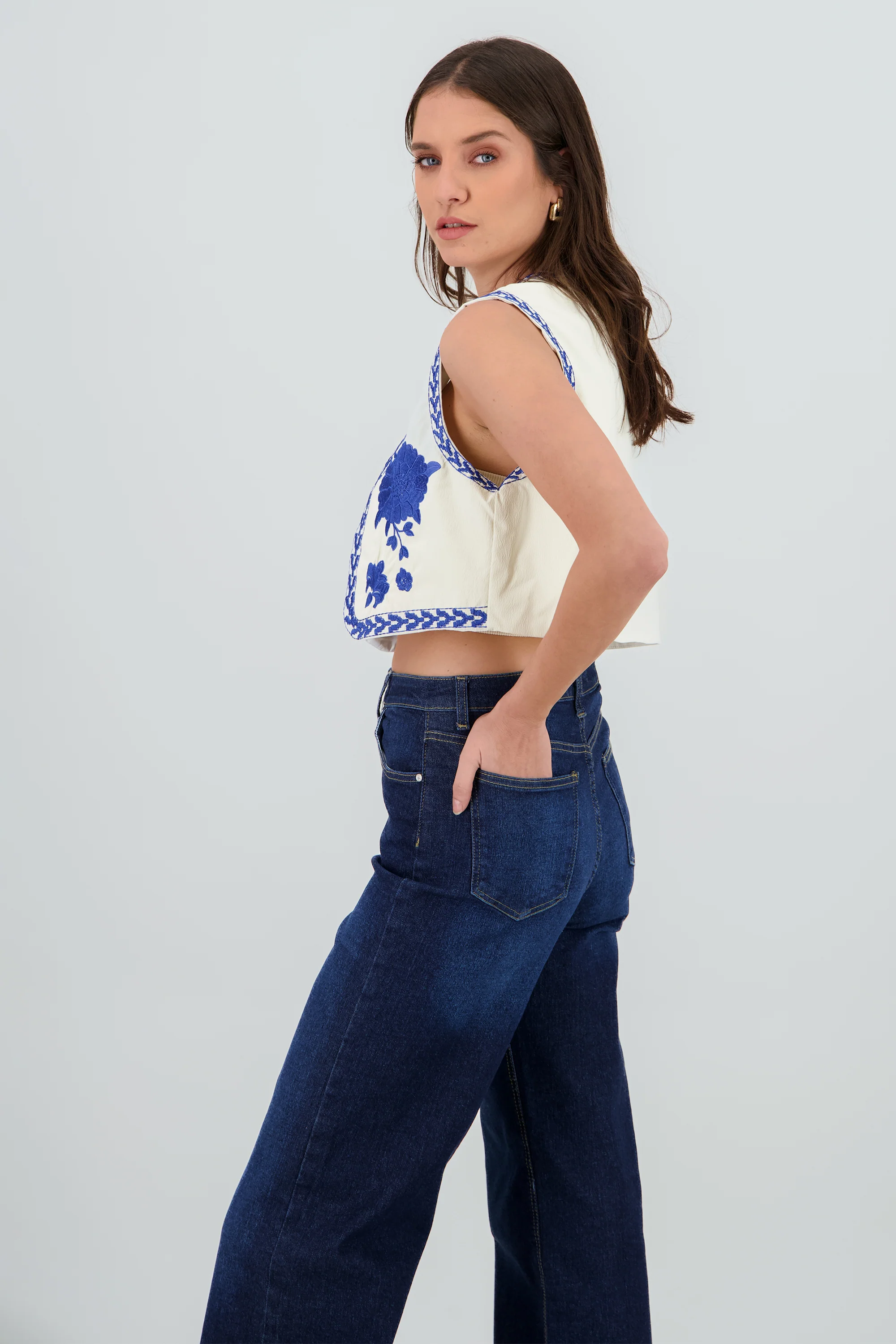 Chaleco crop detalle bordado - Image 3