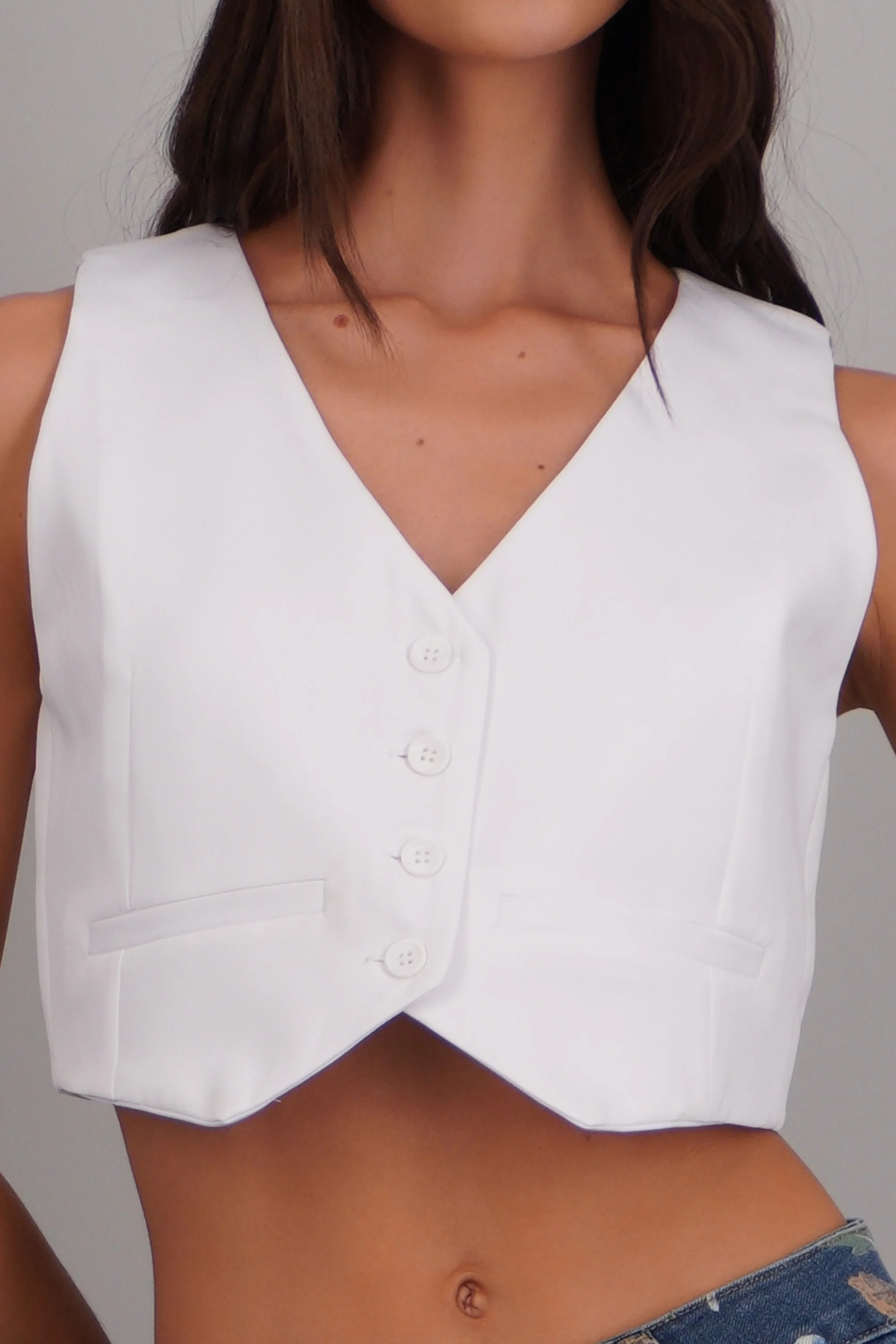 Chaleco crop detalle botones - Image 5