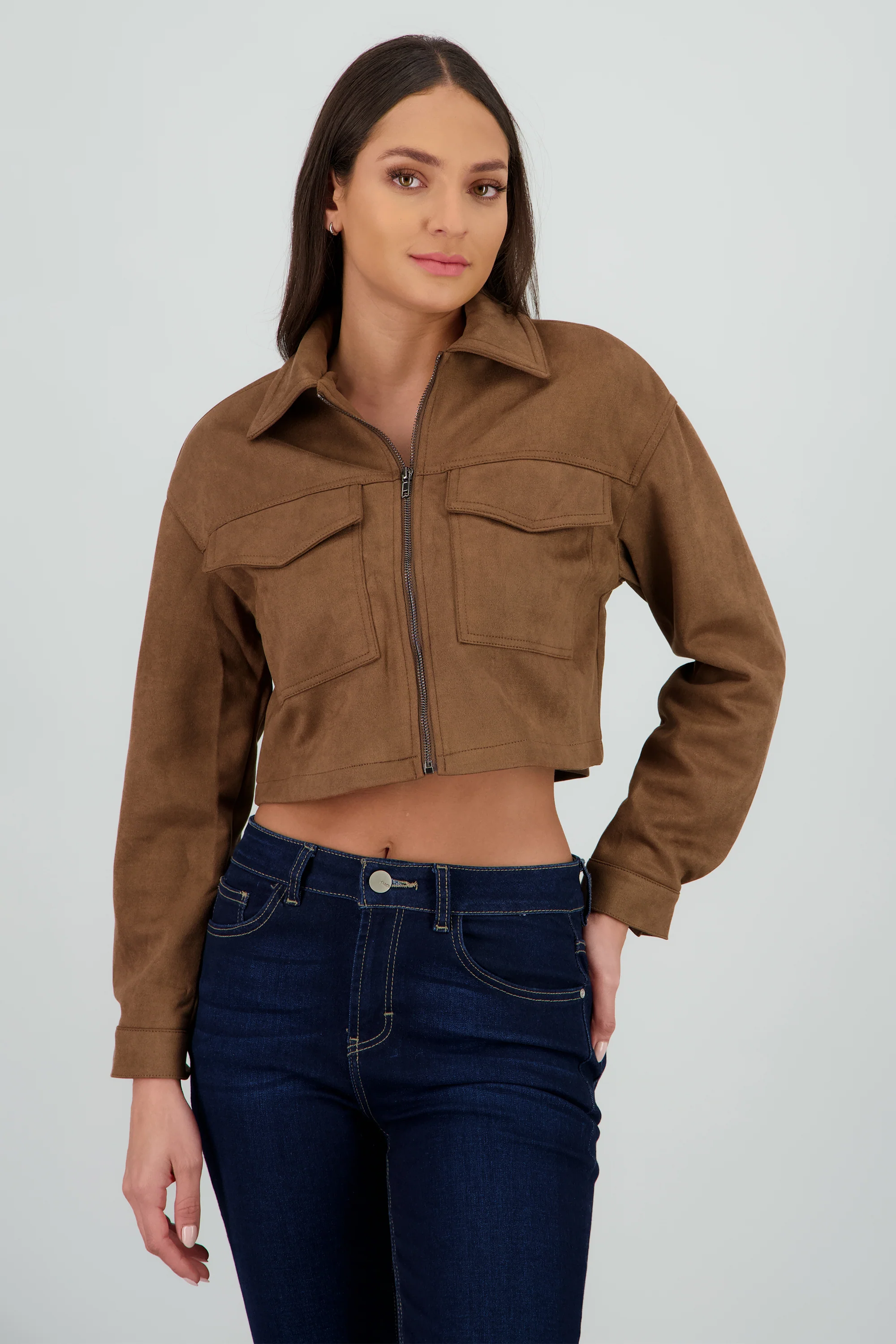 Chamarra crop con bolsas en frente