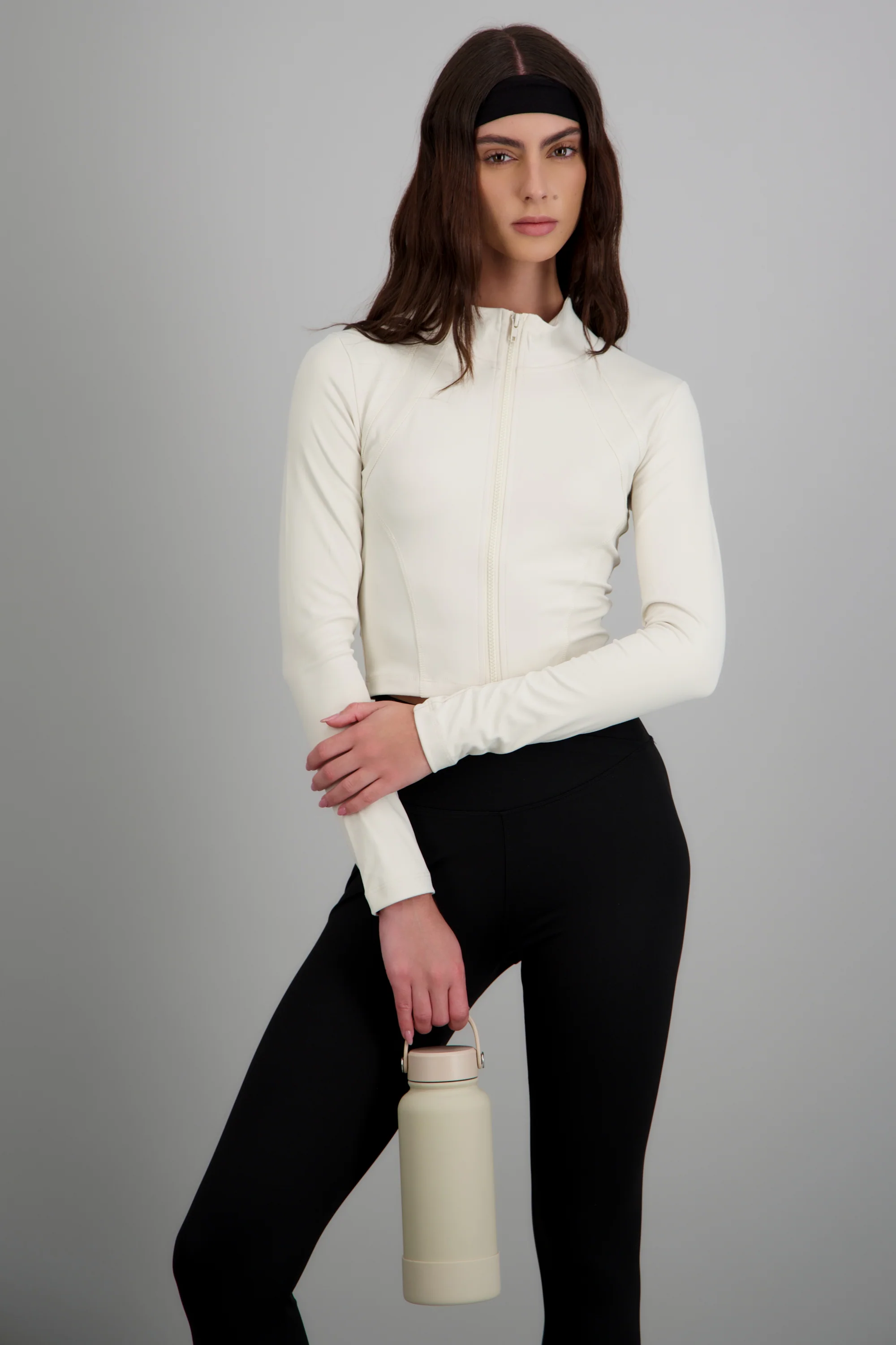 Chamarra deportiva lisa detalle costuras - Image 3
