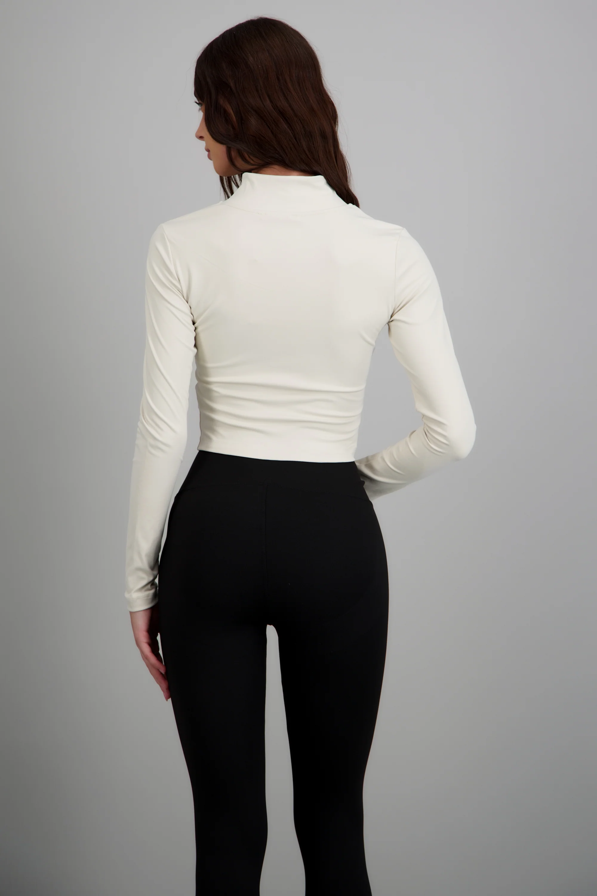 Chamarra deportiva lisa detalle costuras - Image 4