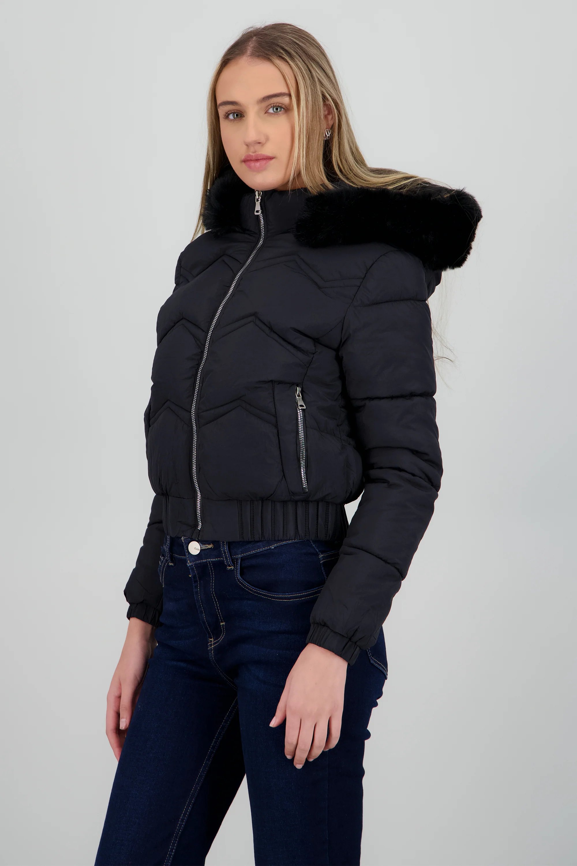 Chamarra puffer con peluche en gorro - Image 3