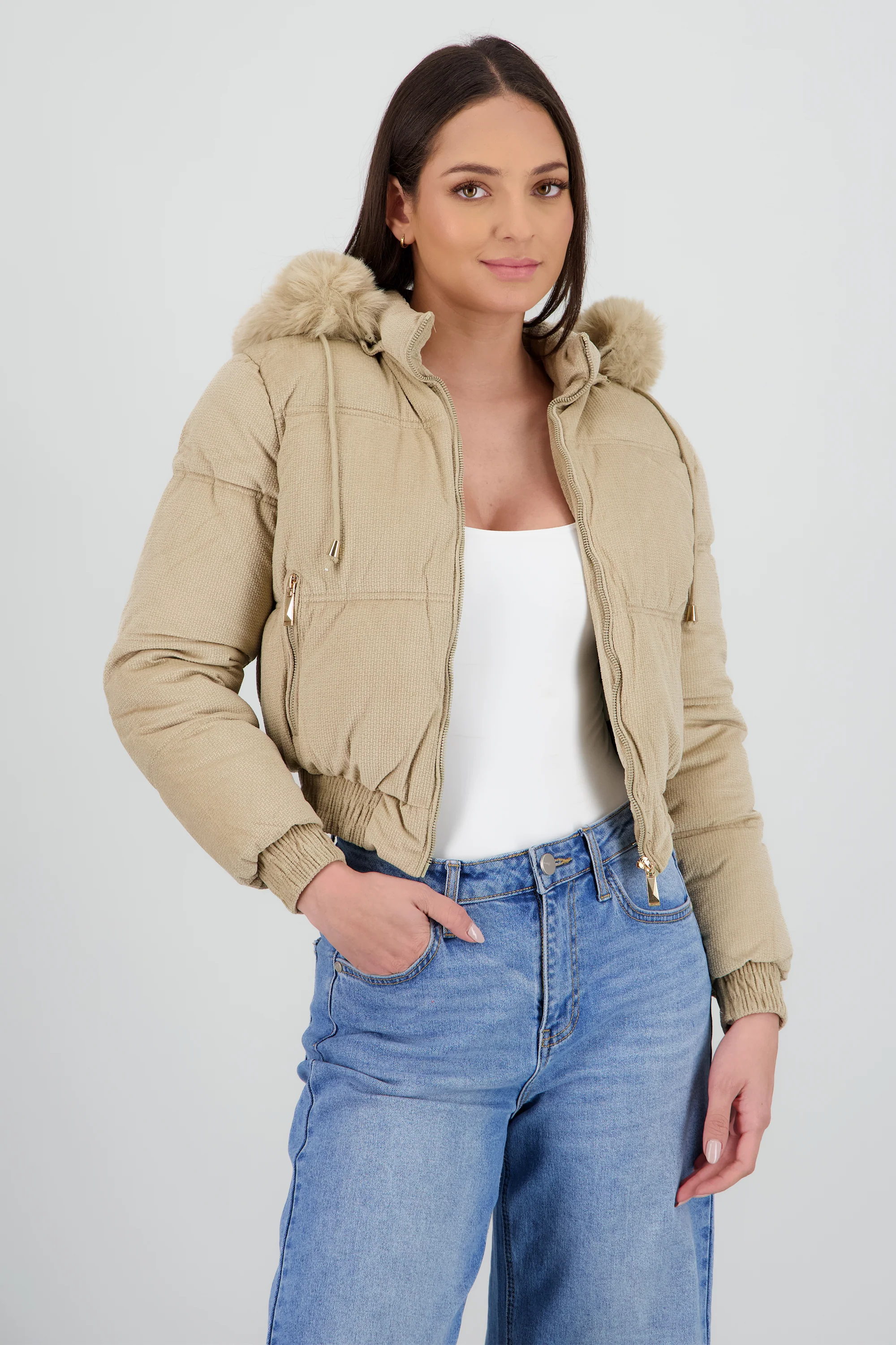 Chamarra puffer crop con gorro