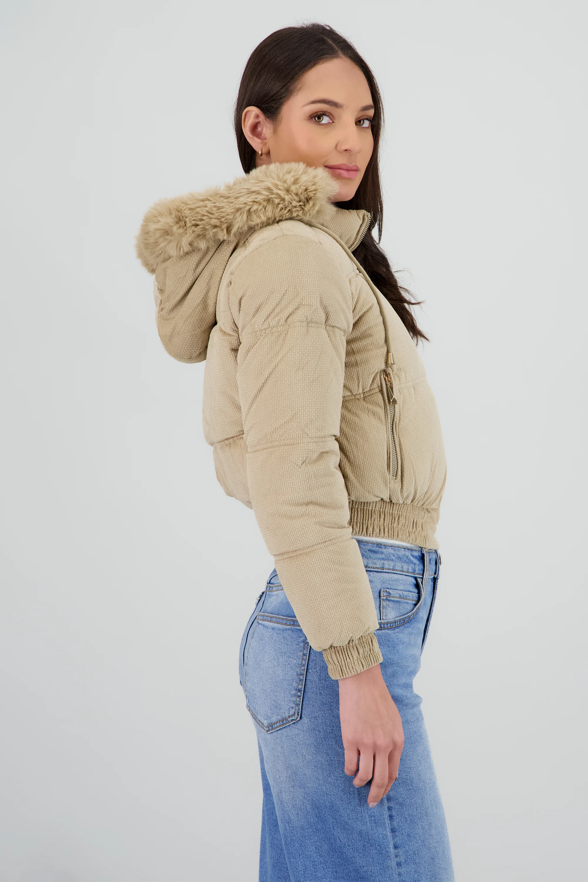 Chamarra puffer crop con gorro - Image 3