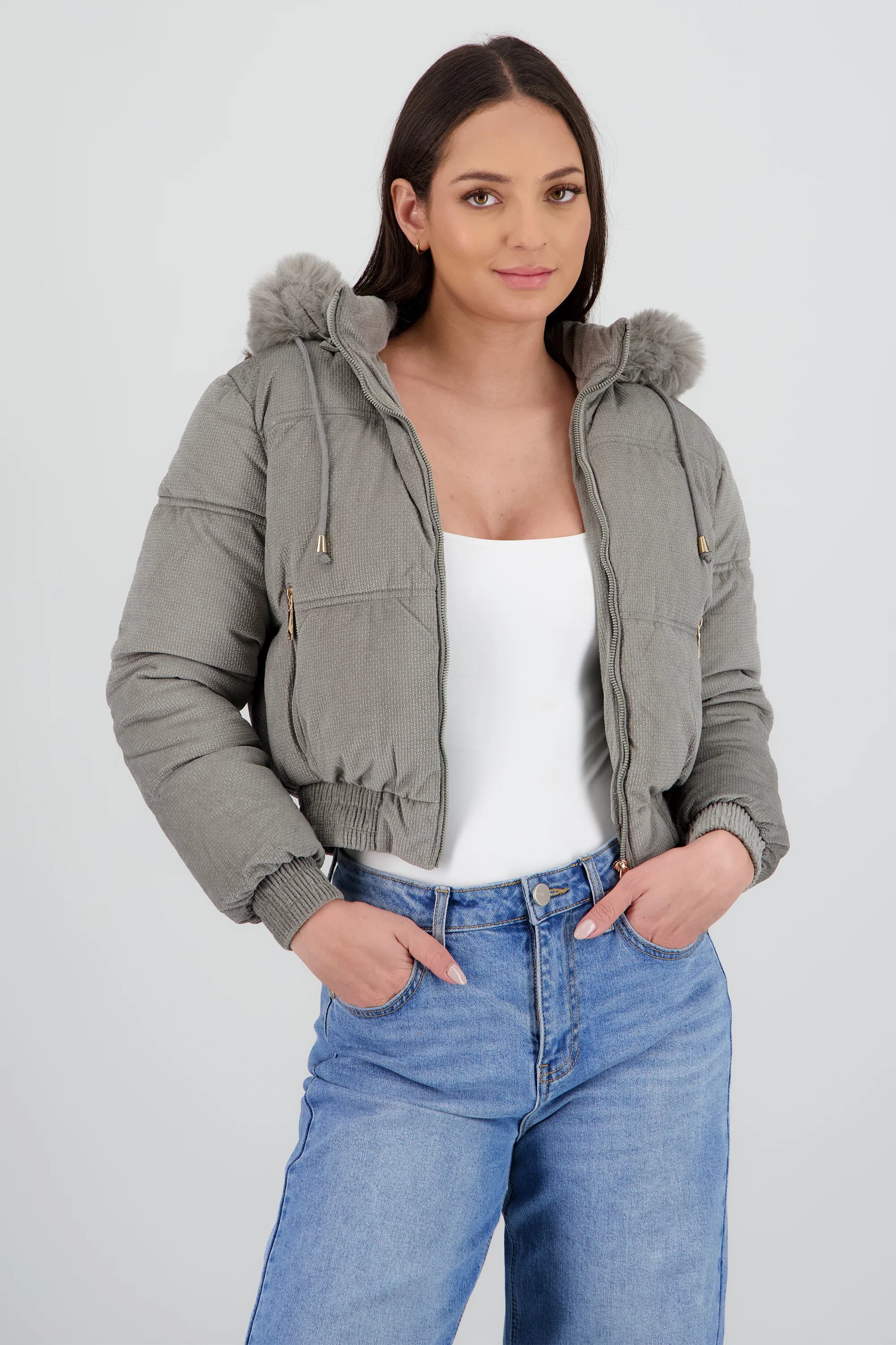 Chamarra puffer crop con gorro