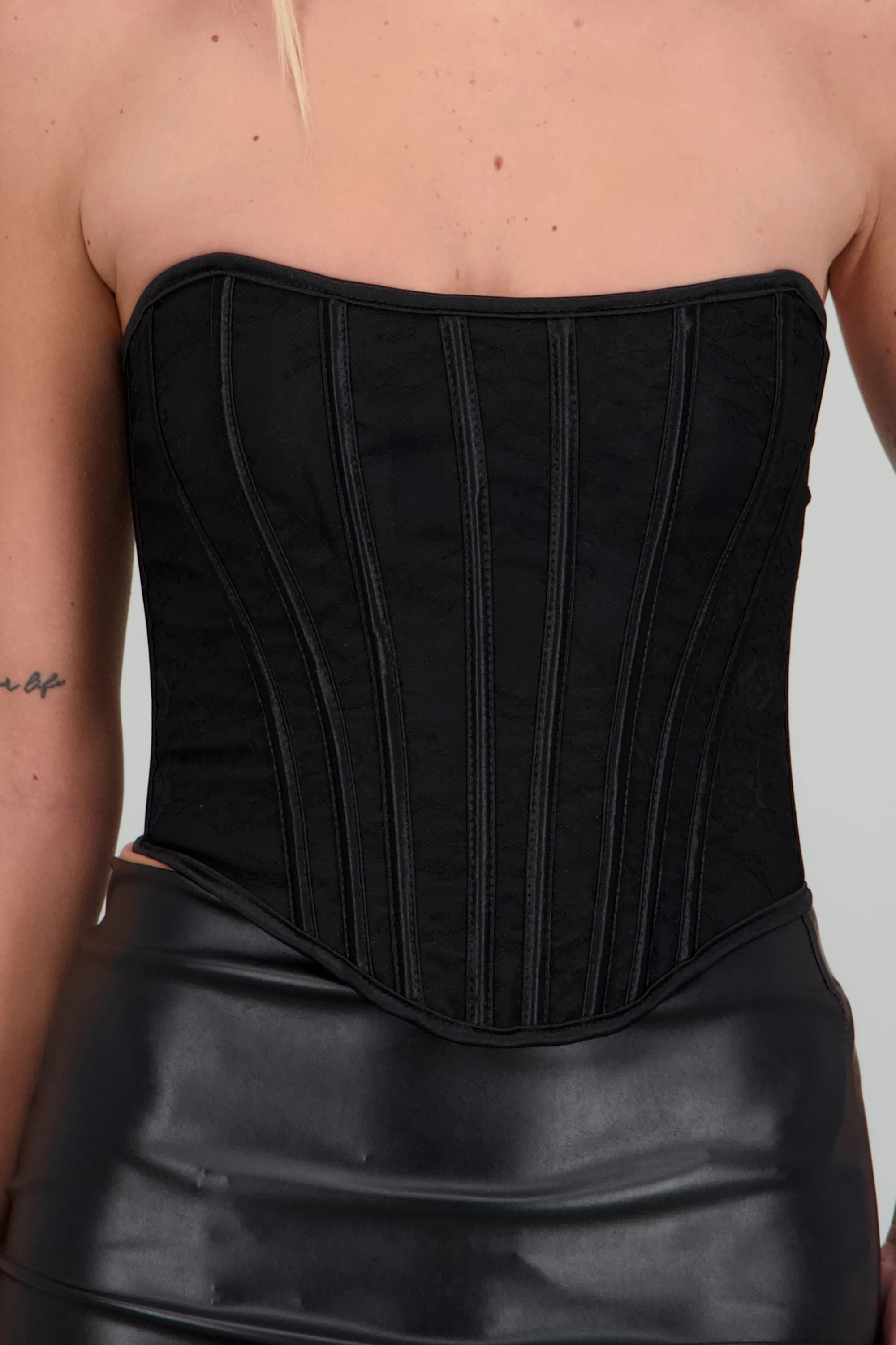 Corste con varillas strapless detalle amarre - Image 5