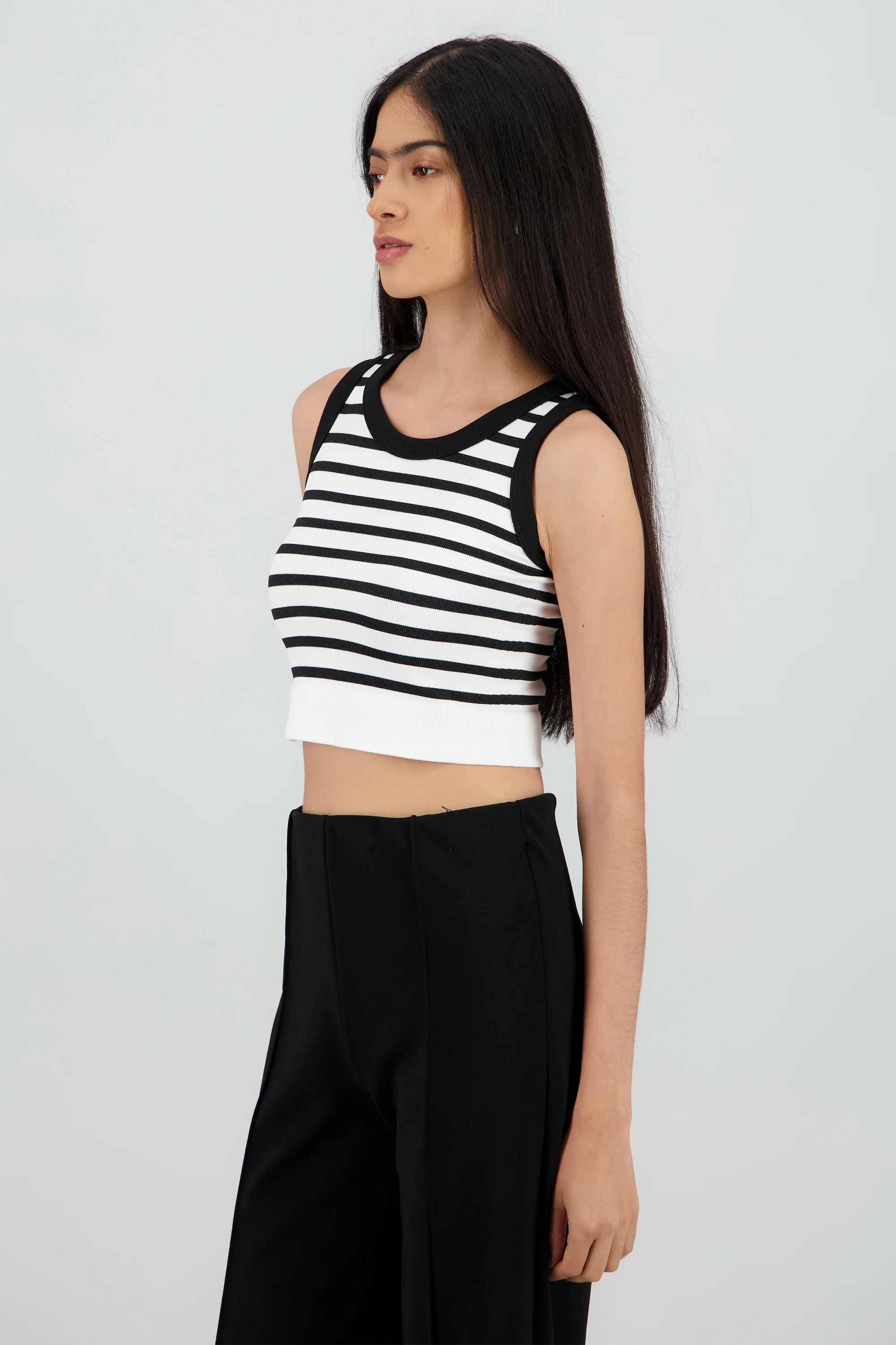 Crop Top De Rayas Sin Manga - Image 3
