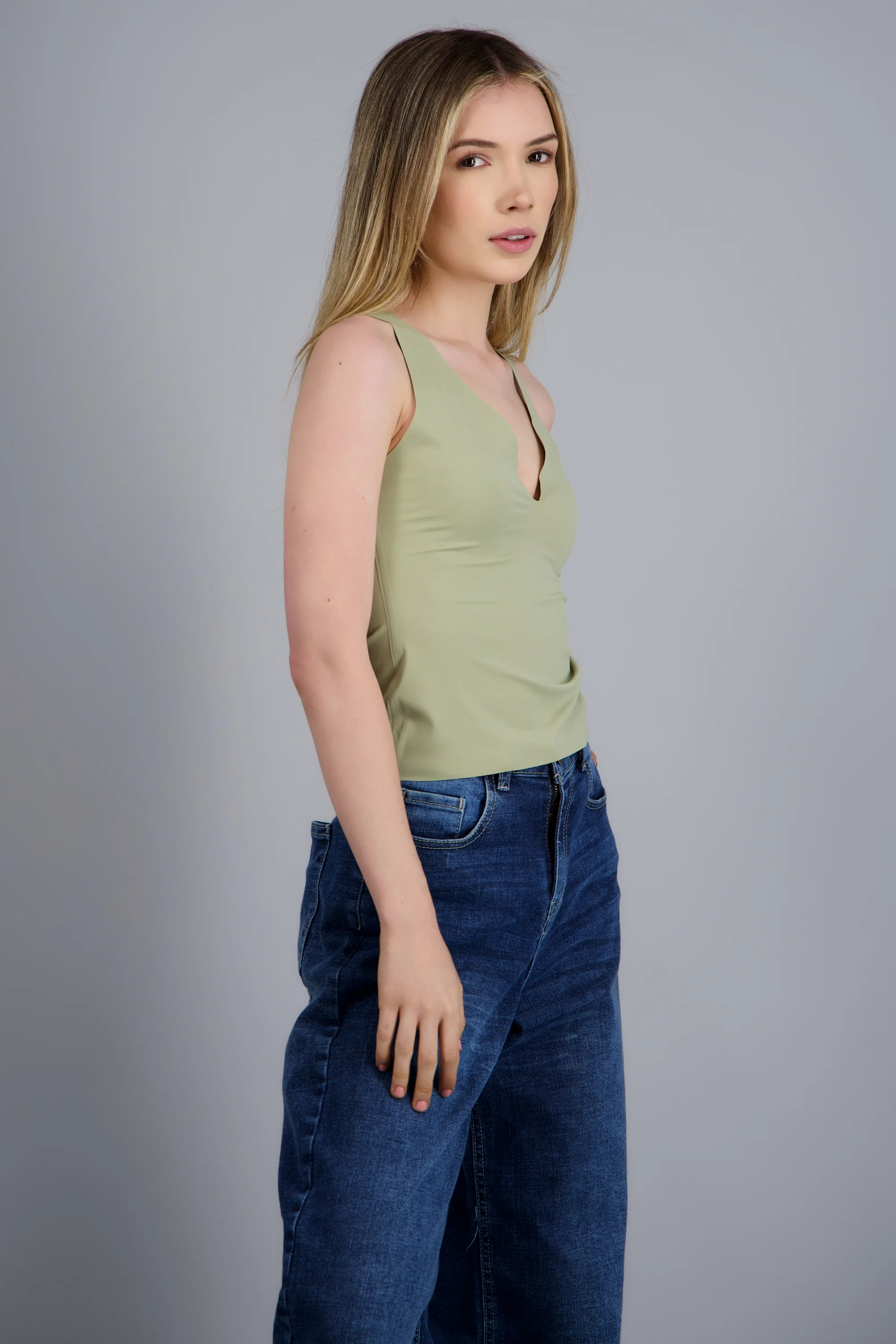 Crop top escote en v sin mangas - Image 2
