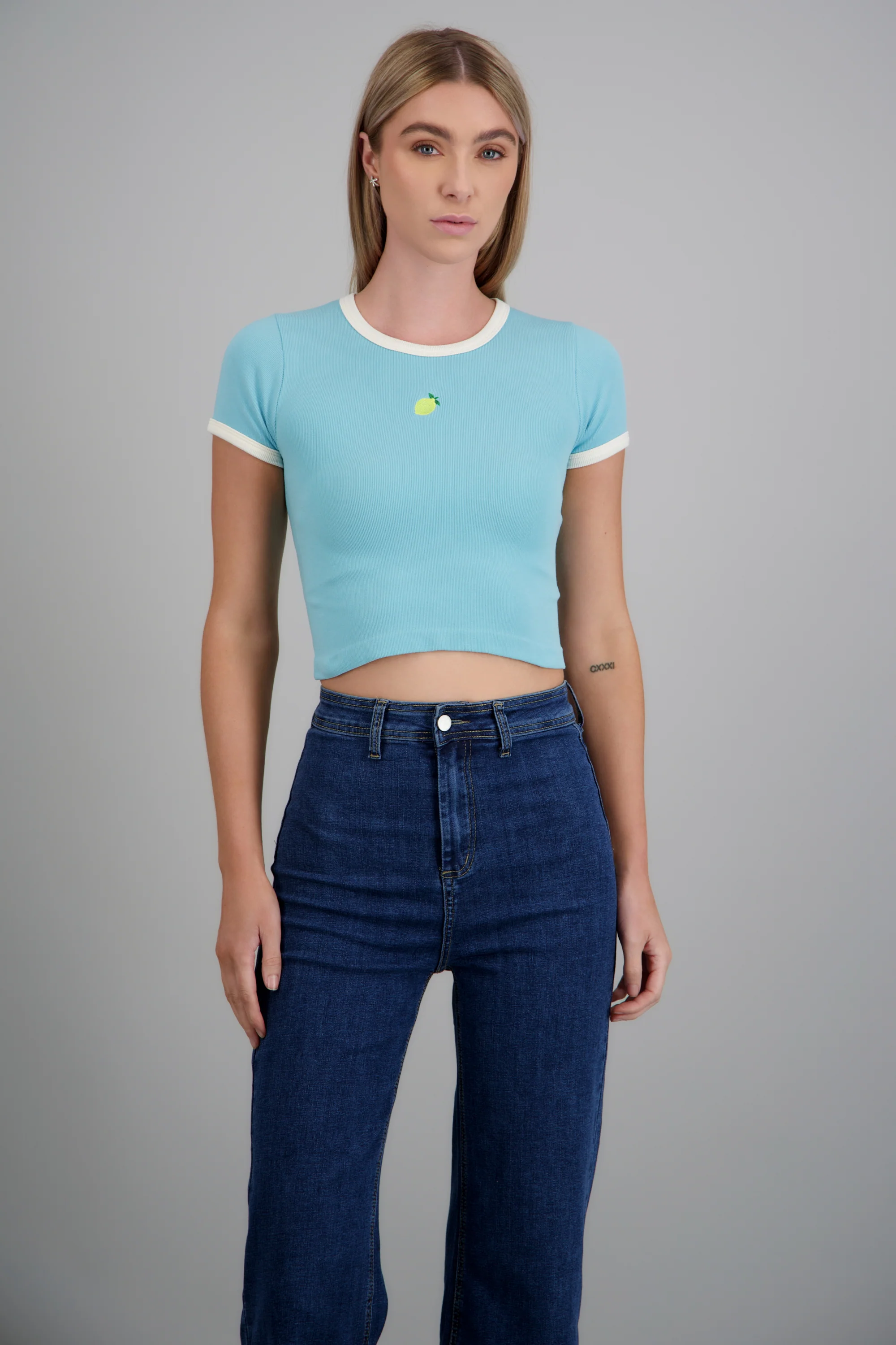 Crop top detalle bordado fruta manga corta