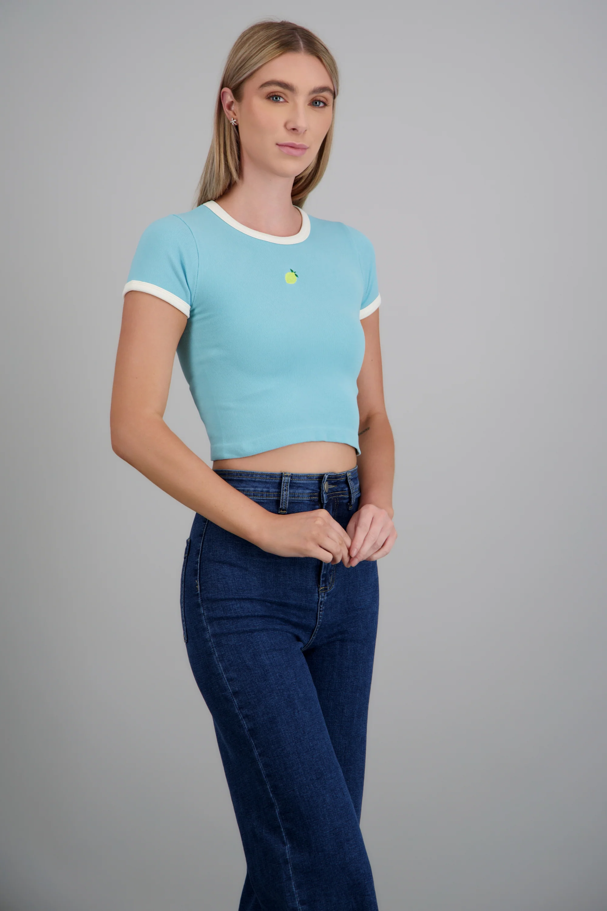 Crop top detalle bordado fruta manga corta - Image 3