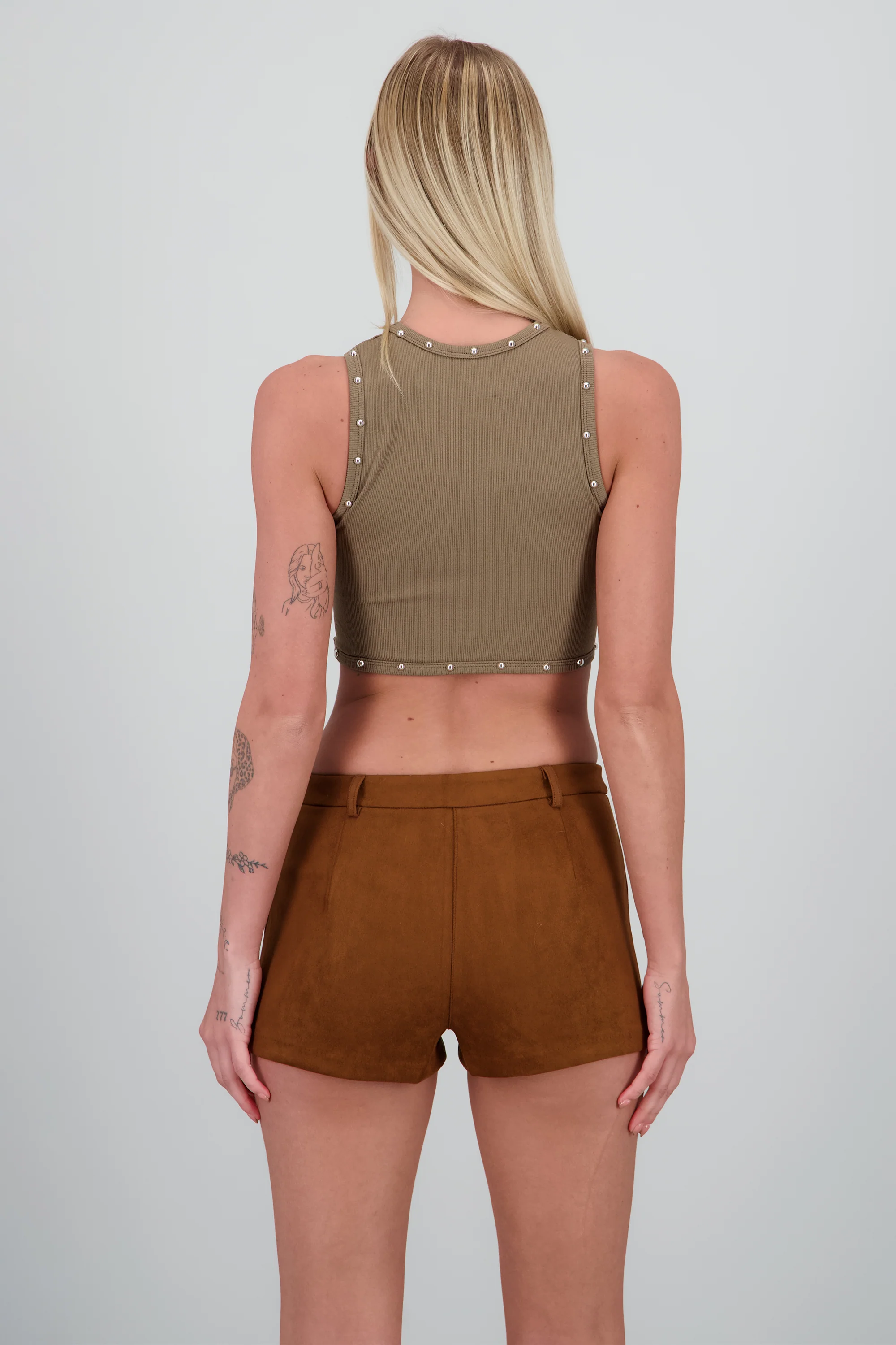 Crop top sin mangas detalle estoperoles - Image 4